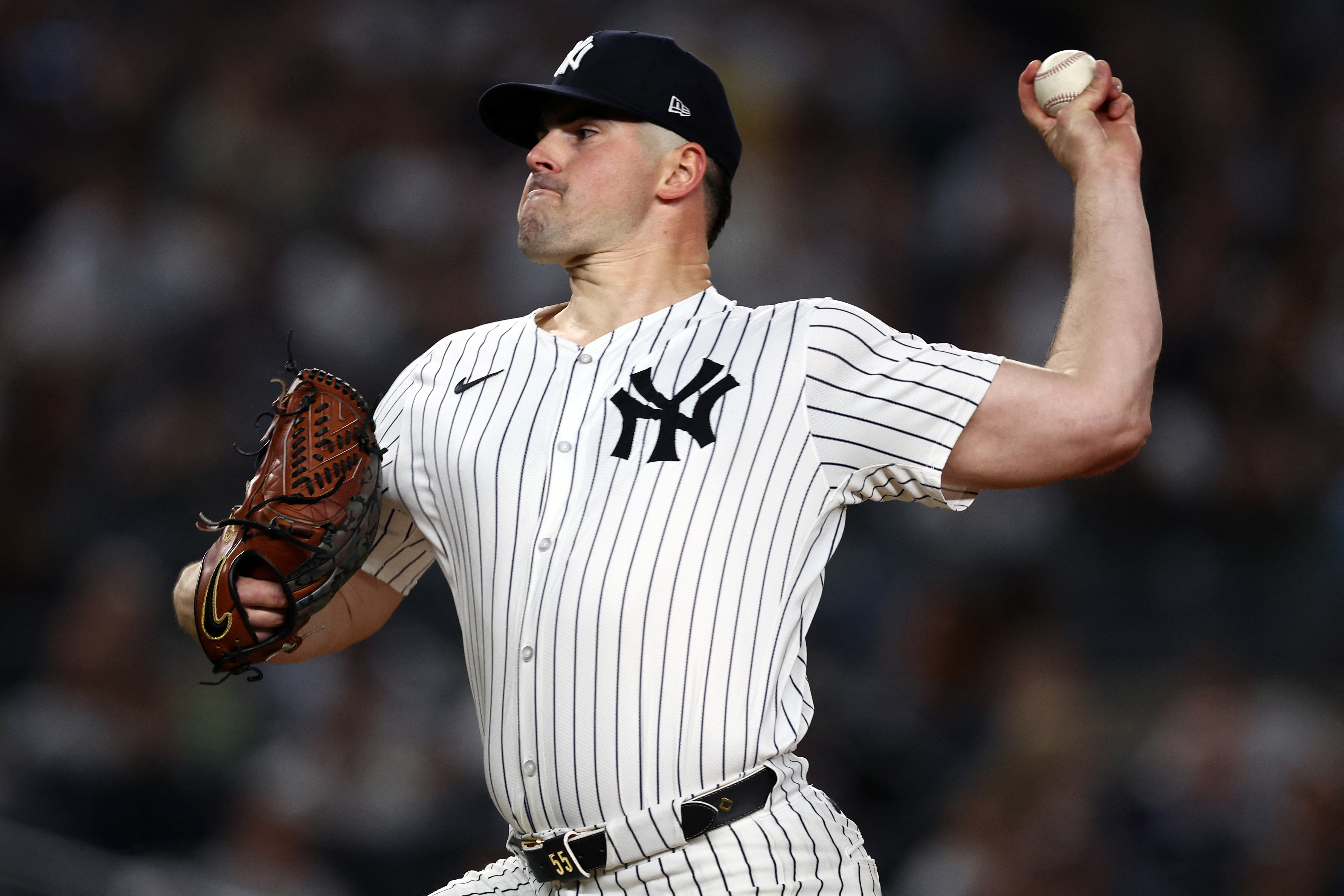 Carlos Rodon (55), pitcher de los Yankees, lanza contra los Royals en la ALDS.