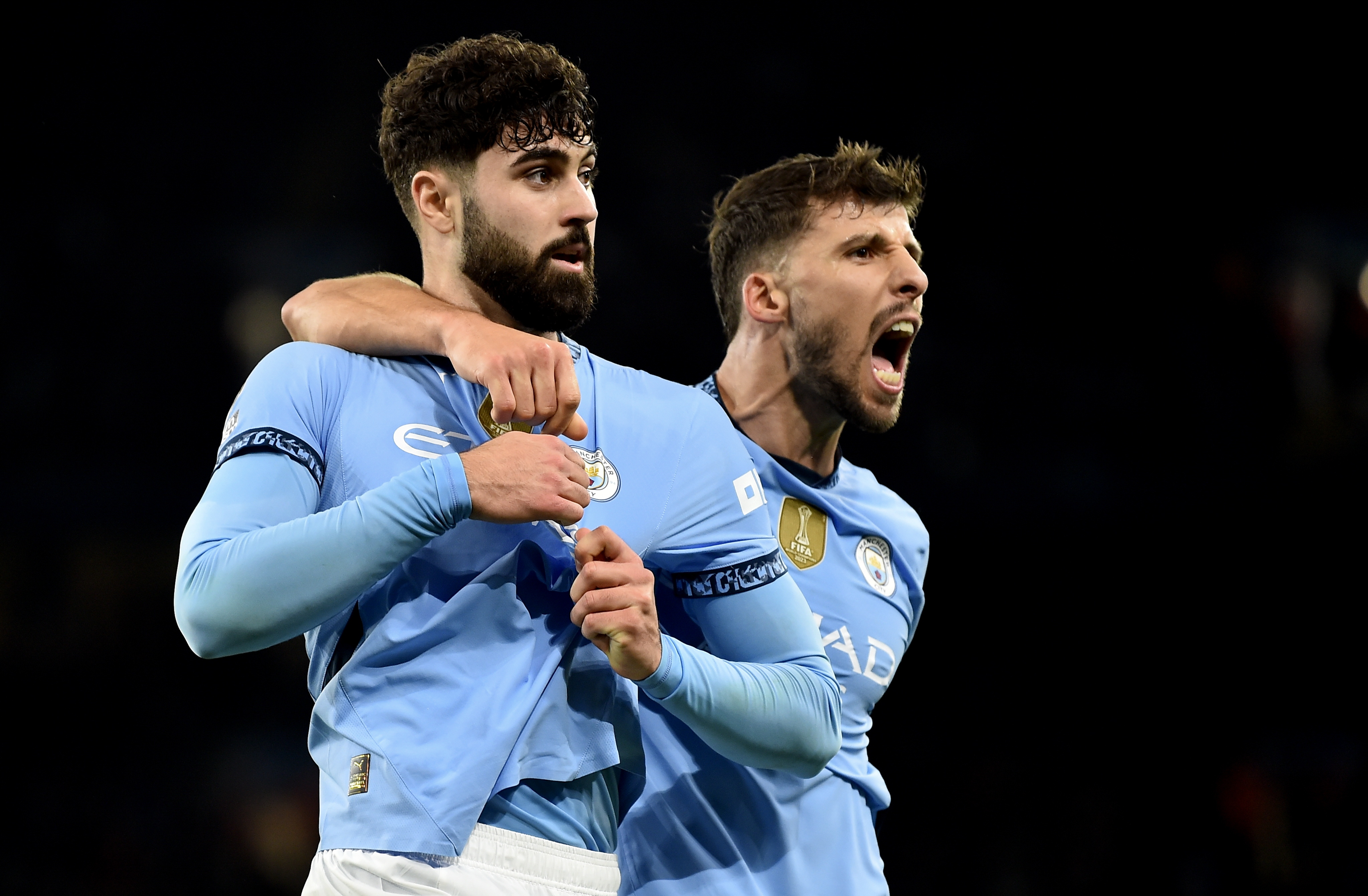 Manchester (United Kingdom), 14/12/2024.- Manchester City's Josko Gvardiol (L) celebrates with teammate Ruben Dias (R) after scoring the 1-0 lead during the English Premier League soccer match between Manchester City and Manchester United, in Manchester, Britain, 15 December 2024. (Reino Unido) EFE/EPA/PETER POWELL
