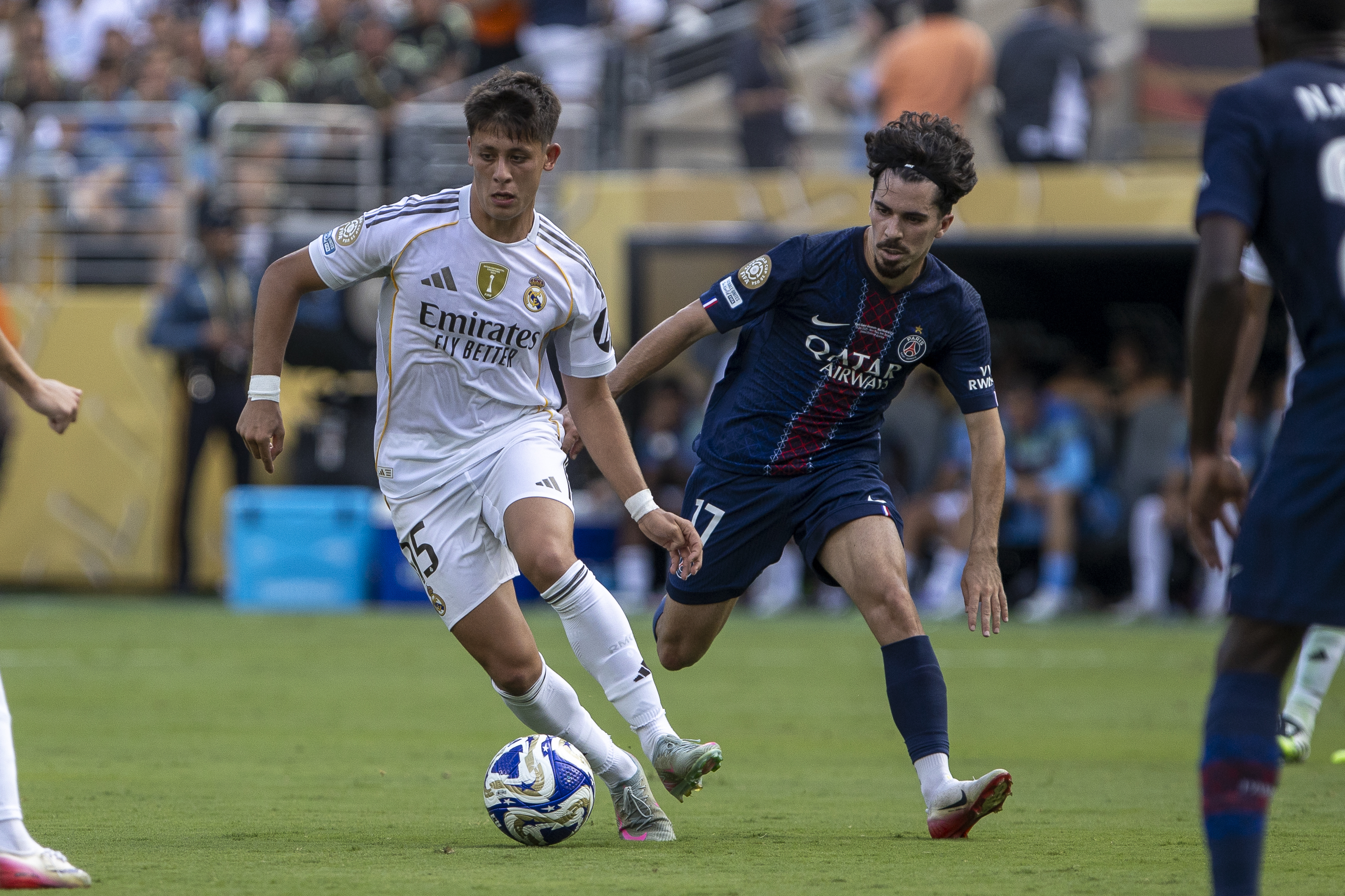 AME1734. NUEVA YORK (ESTADOS UNIDOS), 09/07/2025.- Vitinha (d) de París Saint-Germain disputa el balón con Arda Güler del Real Madrid este miércoles, en un partido del Mundial de Clubes entre París Saint-Germain y Real Madrid en el estadio MetLife de Nueva York (Estados Unidos). EFE/Ángel Colmenares