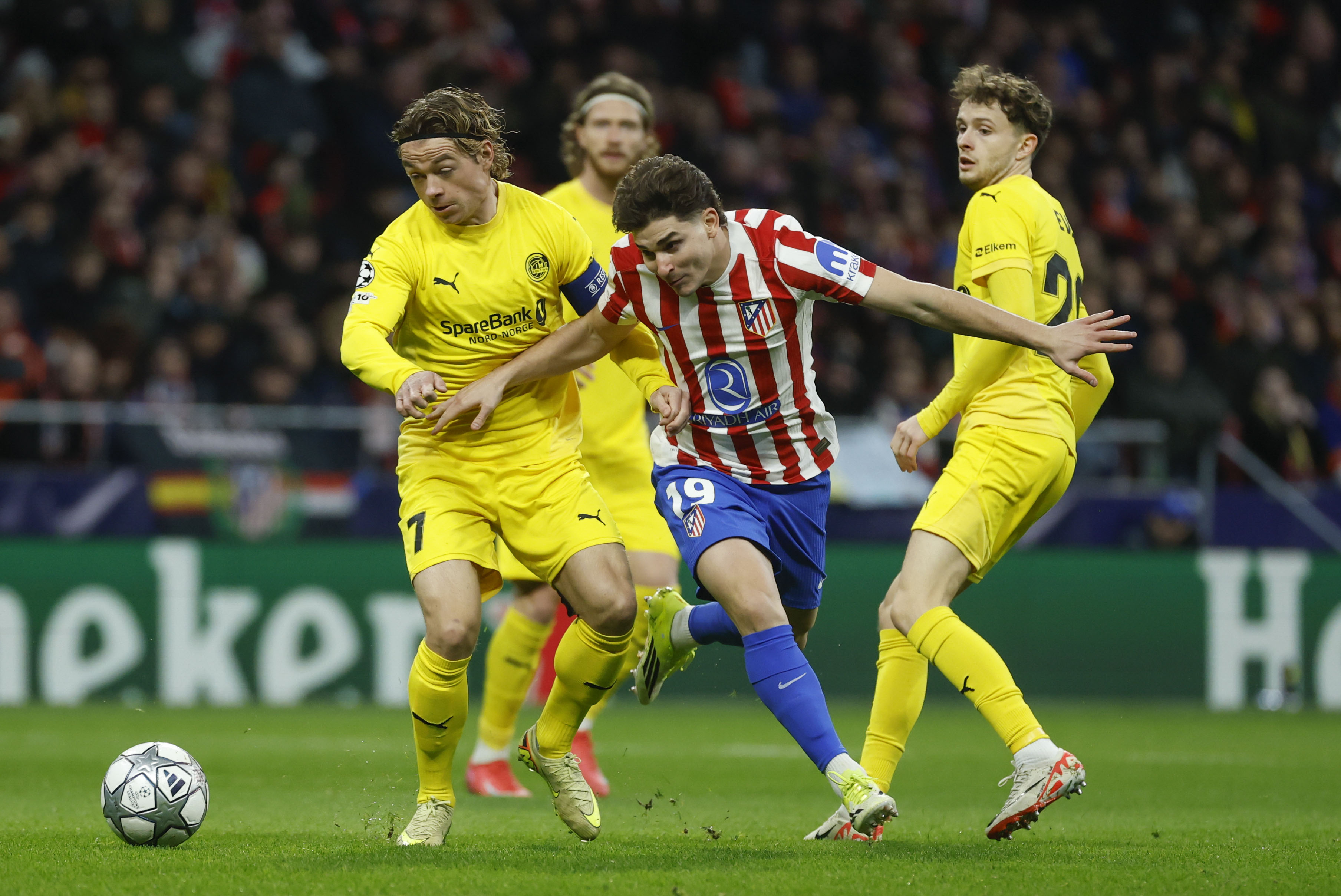 MADRID, 28/01/2026.- El delantero del Atlético de Madrid, Julián Álvarez (d), disputa el balón ante el centrocampista del Bodo Glimt, Patrick Berg, durante el encuentro correspondiente a la última jornada de la fase regular de la Liga de Campeones que disputan hoy miércoles Atlético de Madrid y Bodo/Glimt en el estadio Metropolitano, en Madrid. EFE / Juanjo Martín.
