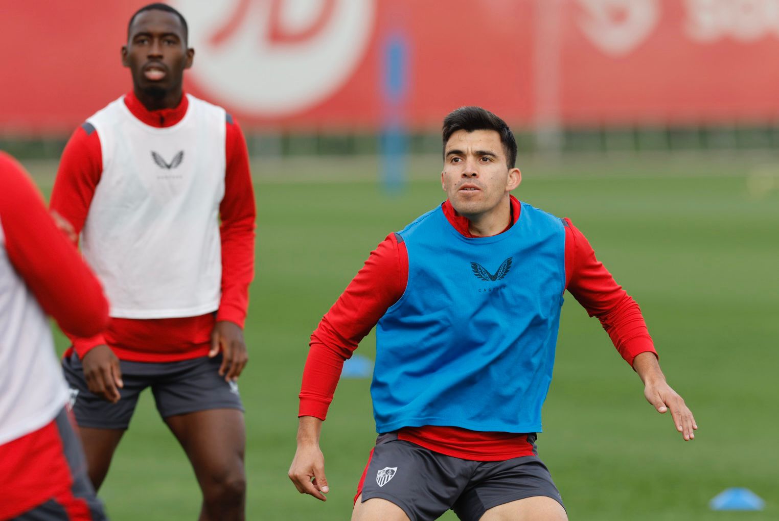 Marcos Acuña entrena con el Sevilla.