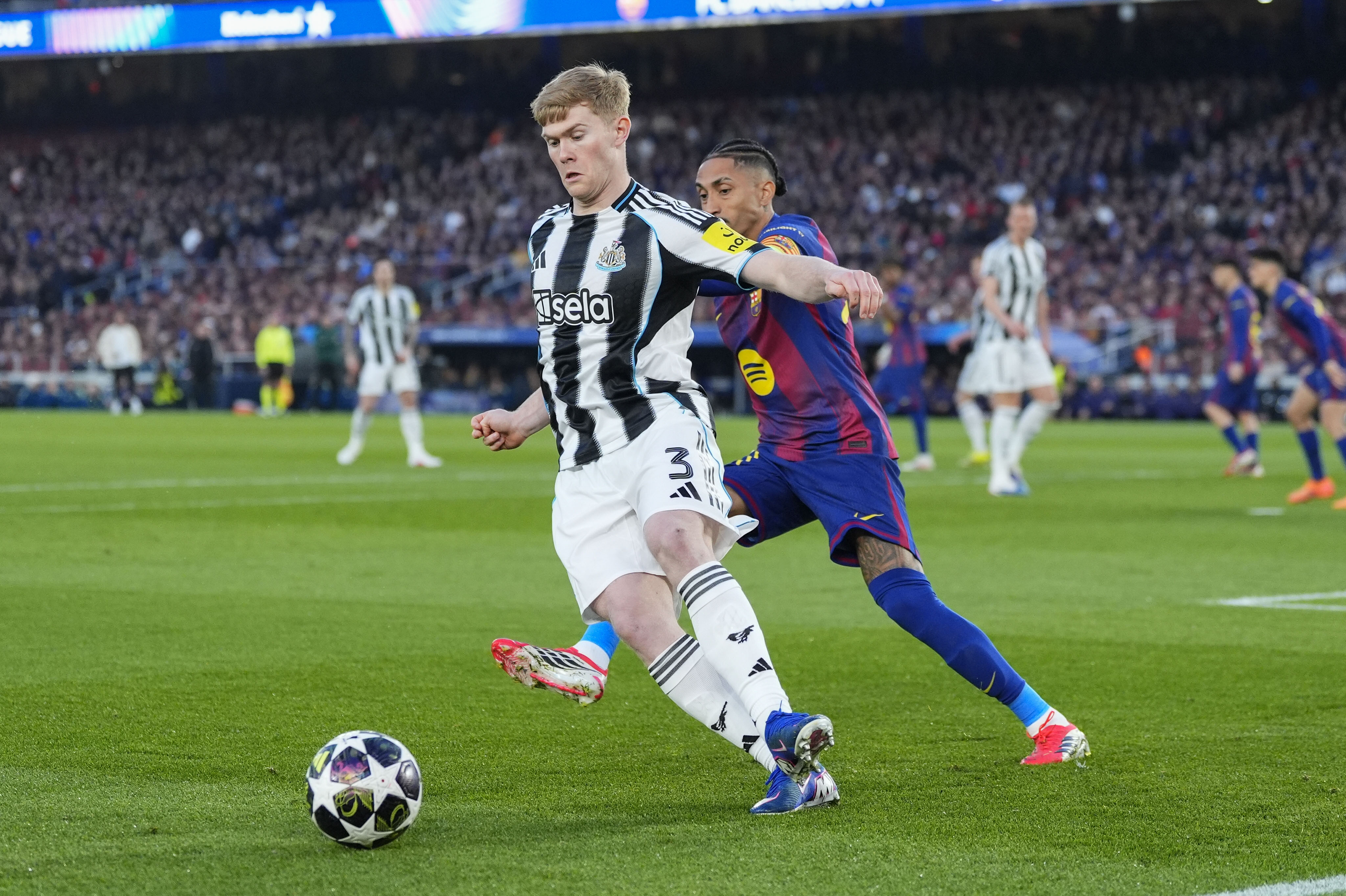 BARCELONA, 18/03/2026.- El defensa del Newcastle Lewis Hall (i) pelea un balón con el delantero brasileño del Barcelona Raphinha durante el partido de vuelta de los octavos de final de la Liga de Campeones disputado entre el Barcelona y el Newcastle, este miércoles en el Camp Nou. EFE/Siu Wu
