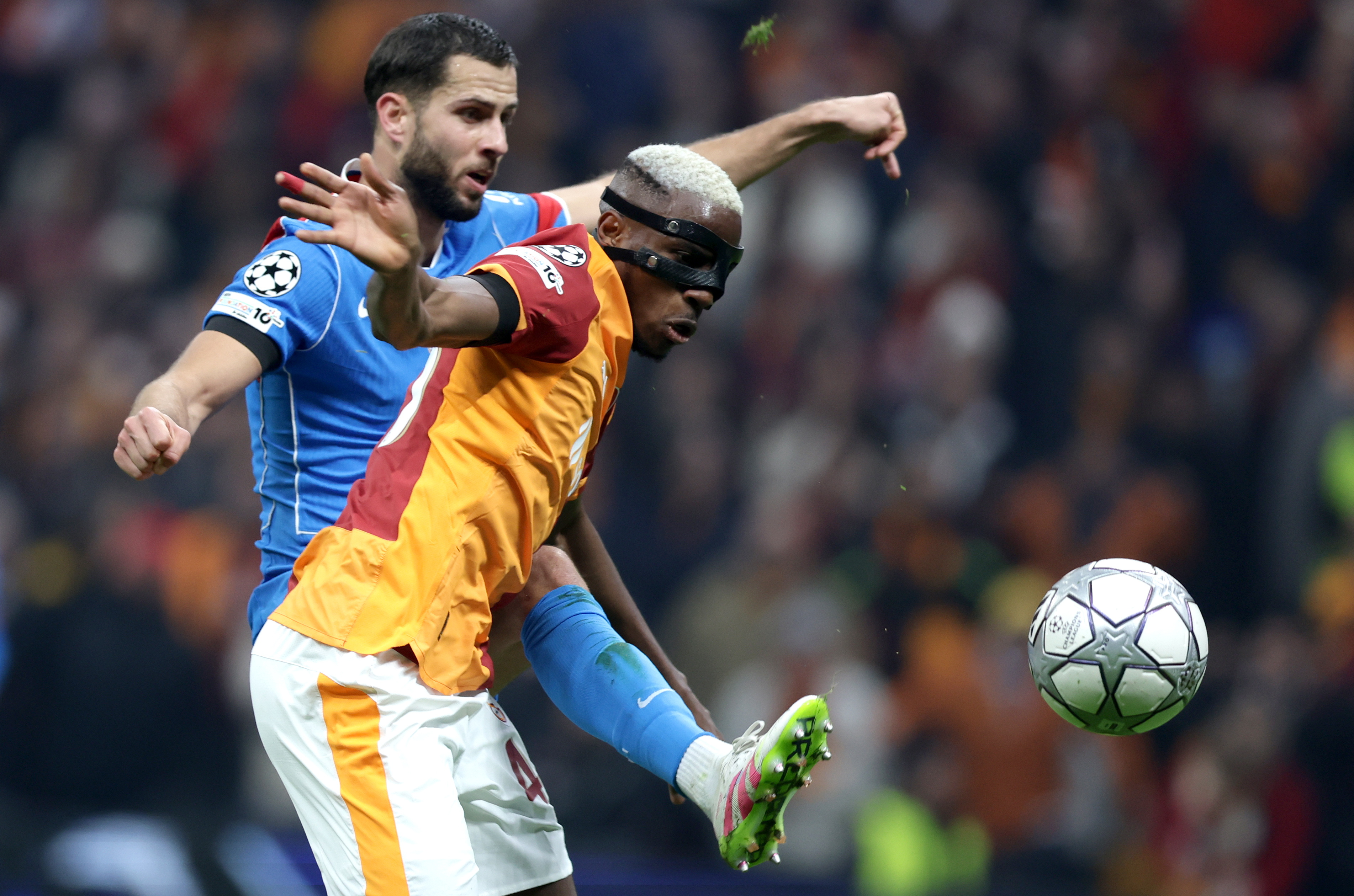 ISTANBUL (Turkey), 21/01/2026.- Victor Osimhen (R) of Galatasaray in action against David Hancko of Atletico during the UEFA Champions League match between Galatasaray SK and Atletico Madrid, in Istanbul, Turkey, 21 January 2026. (Liga de Campeones, Turquía, Estanbul) EFE/EPA/ERDEM SAHIN
