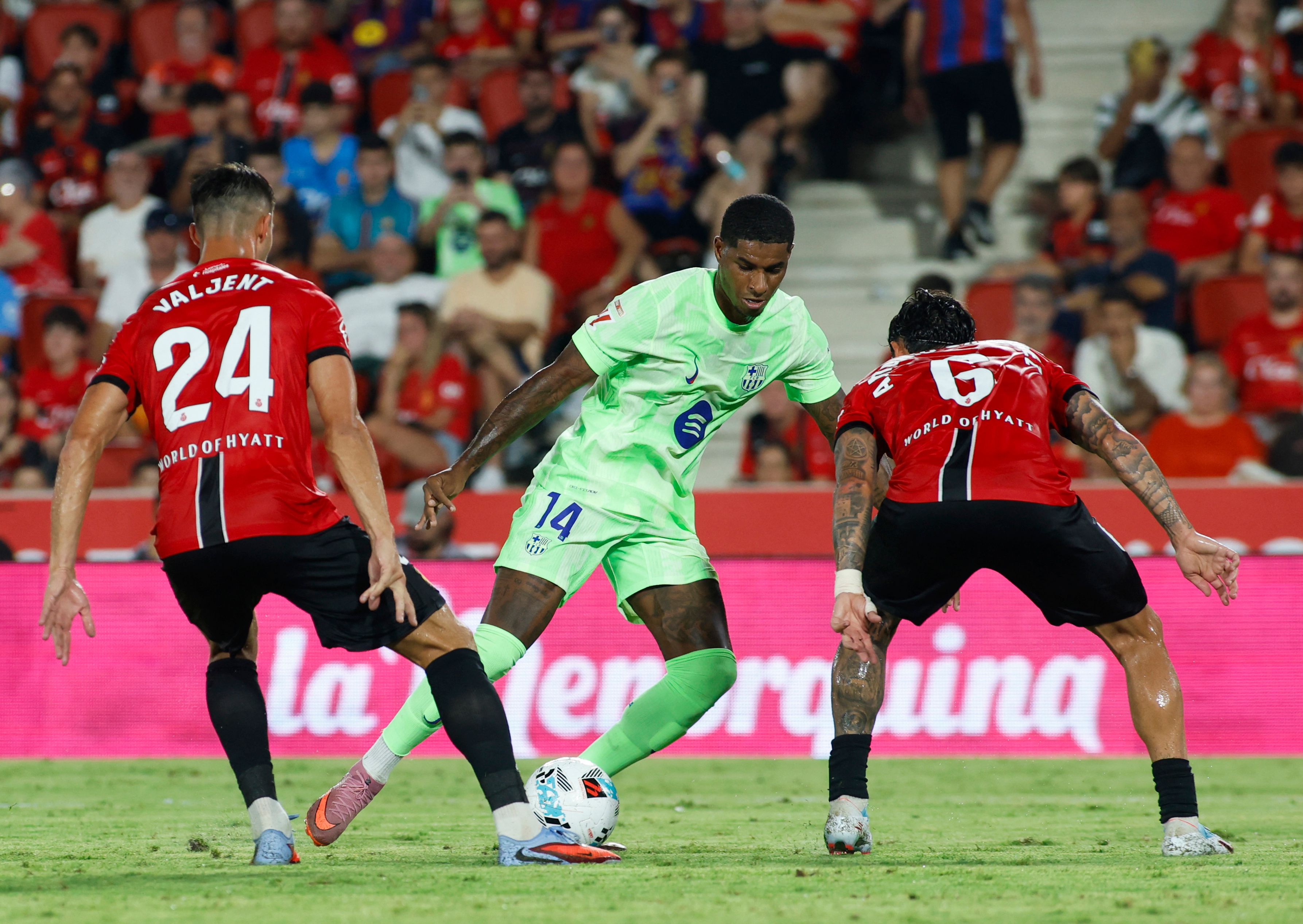 Real Mallorca's Slovak defender #24 Martin Valjent, Barcelona's English forward #14 Marcus Rashford and Real Mallorca's Spanish midfielder #06 Antonio Sanchez vie for the ball during the Spanish league football match between RCD Mallorca and FC Barcelona at Mallorca Son Moix Stadium in Palma de Mallorca on August 16, 2025. (Photo by JAIME REINA / AFP)