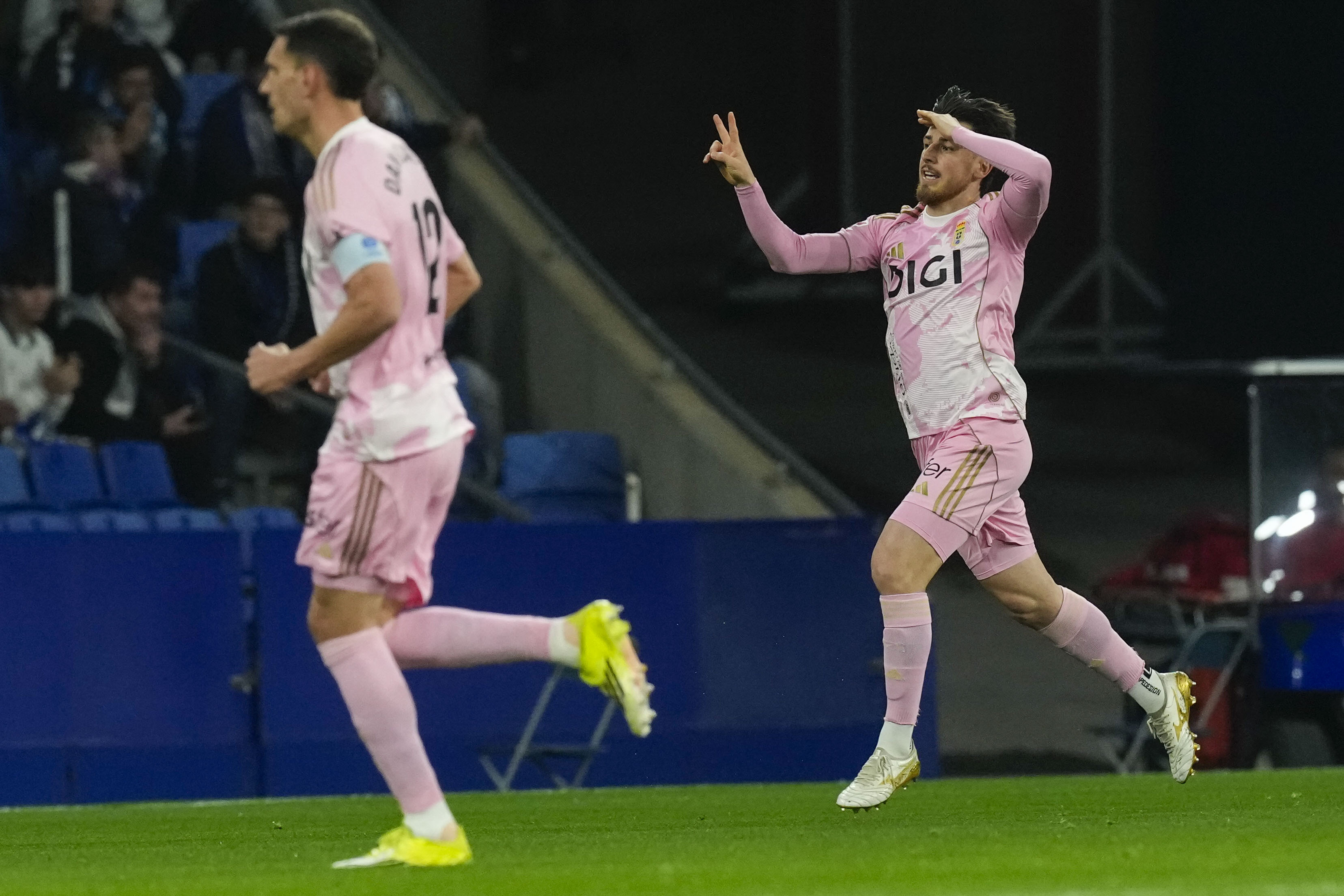 CORNELLÁ EL PRAT (BARCELONA), 09/03/2026.- El centrocampista del Oviedo Alberto Reina (d) celebra su gol, durante el partido de la jornada 27 de LaLiga que RCD Espanyol y Real Oviedo disputan hoy lunes en el RCDE Stadium. EFE/Enric Fontcuberta
