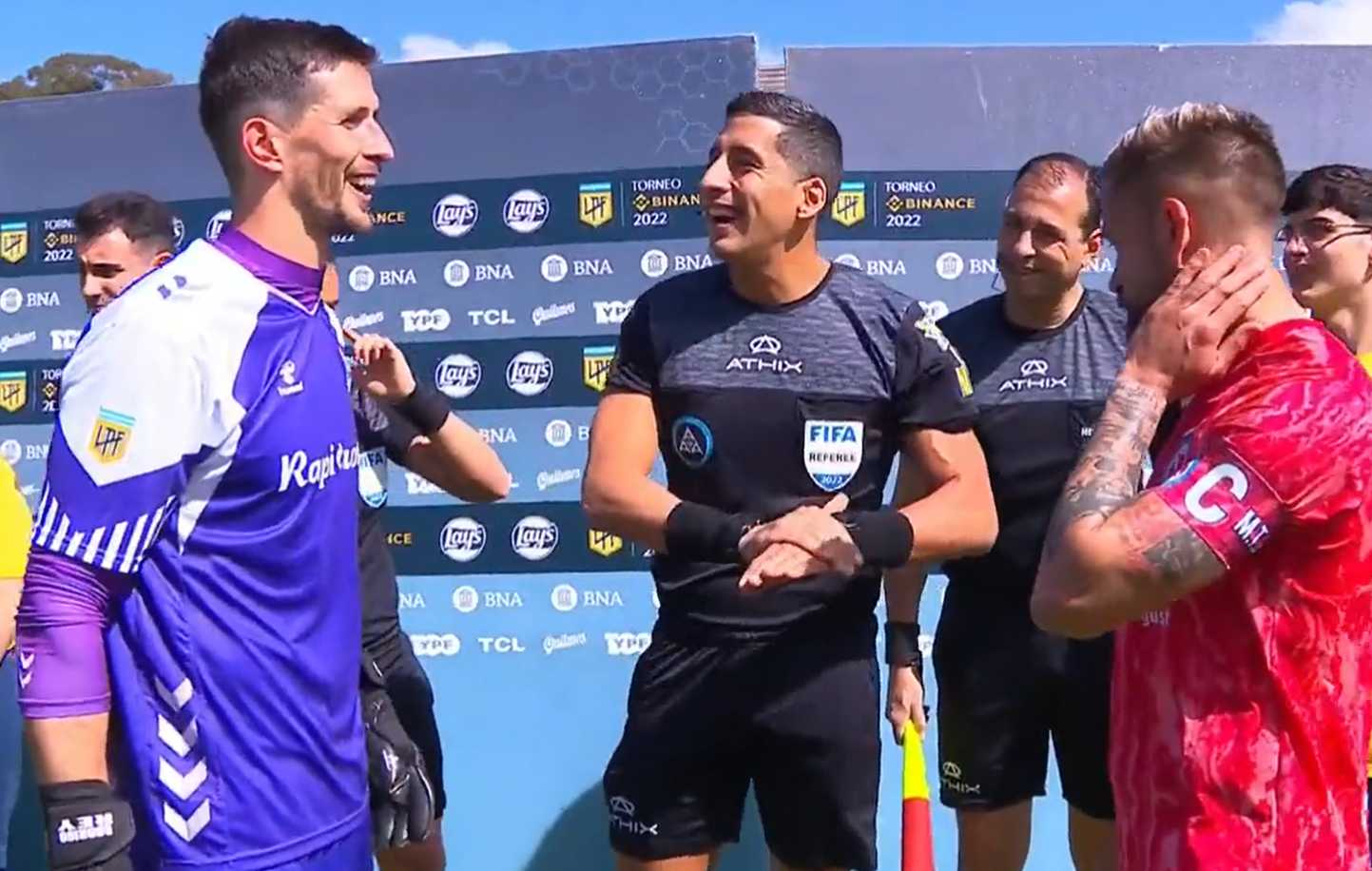 El árbitro Yael Falcón Pérez entre Rodrigo Rey, capitán de Gimnasia, y Miguel Torrén, de Argentinos.