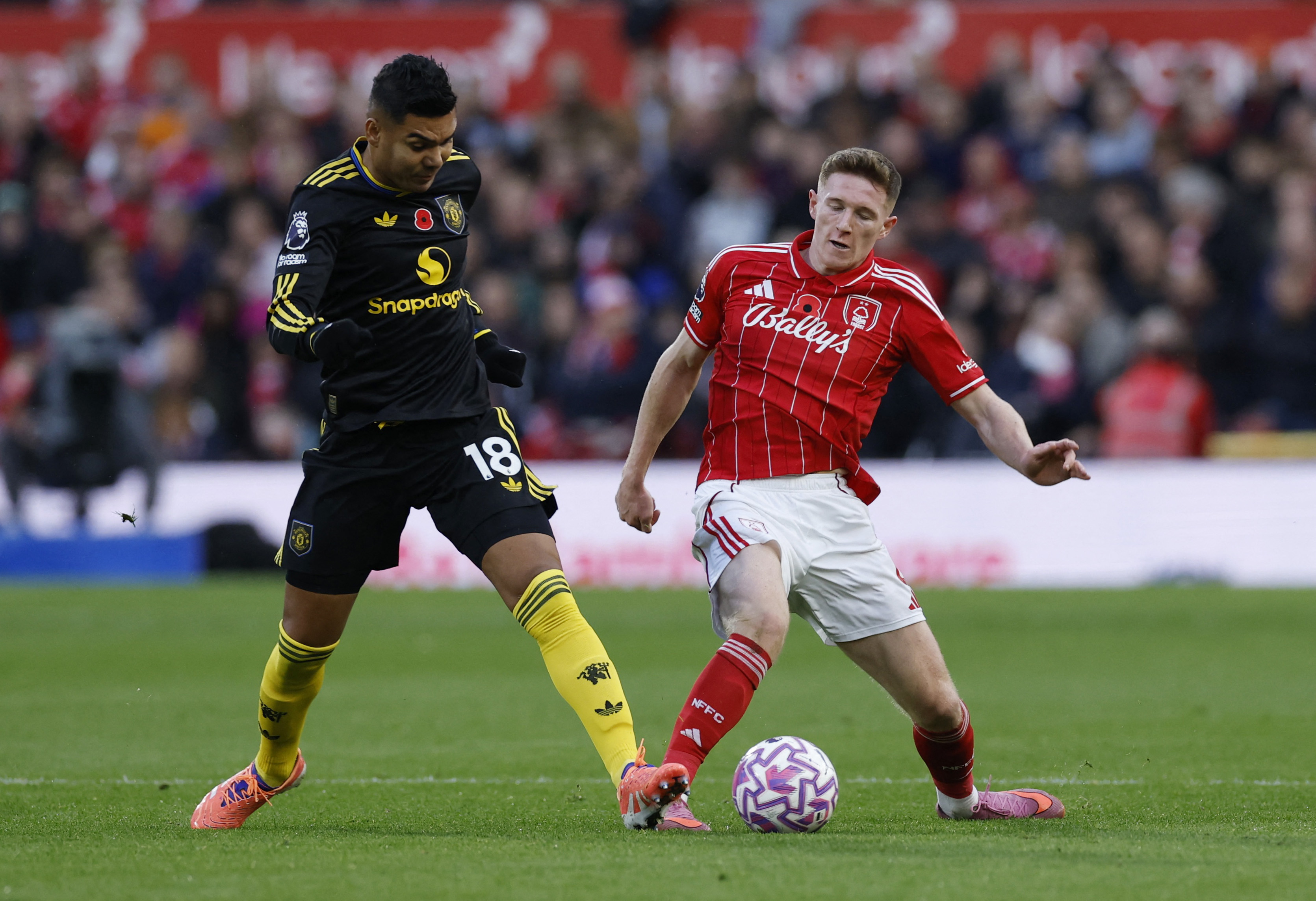 Soccer Football - Premier League - Nottingham Forest v Manchester United - The City Ground, Nottingham, Britain - November 1, 2025 Manchester United's Casemiro in action with Nottingham Forest's Elliot Anderson Action Images via Reuters/Jason Cairnduff EDITORIAL USE ONLY. NO USE WITH UNAUTHORIZED AUDIO, VIDEO, DATA, FIXTURE LISTS, CLUB/LEAGUE LOGOS OR 'LIVE' SERVICES. ONLINE IN-MATCH USE LIMITED TO 120 IMAGES, NO VIDEO EMULATION. NO USE IN BETTING, GAMES OR SINGLE CLUB/LEAGUE/PLAYER PUBLICATIONS. PLEASE CONTACT YOUR ACCOUNT REPRESENTATIVE FOR FURTHER DETAILS..
