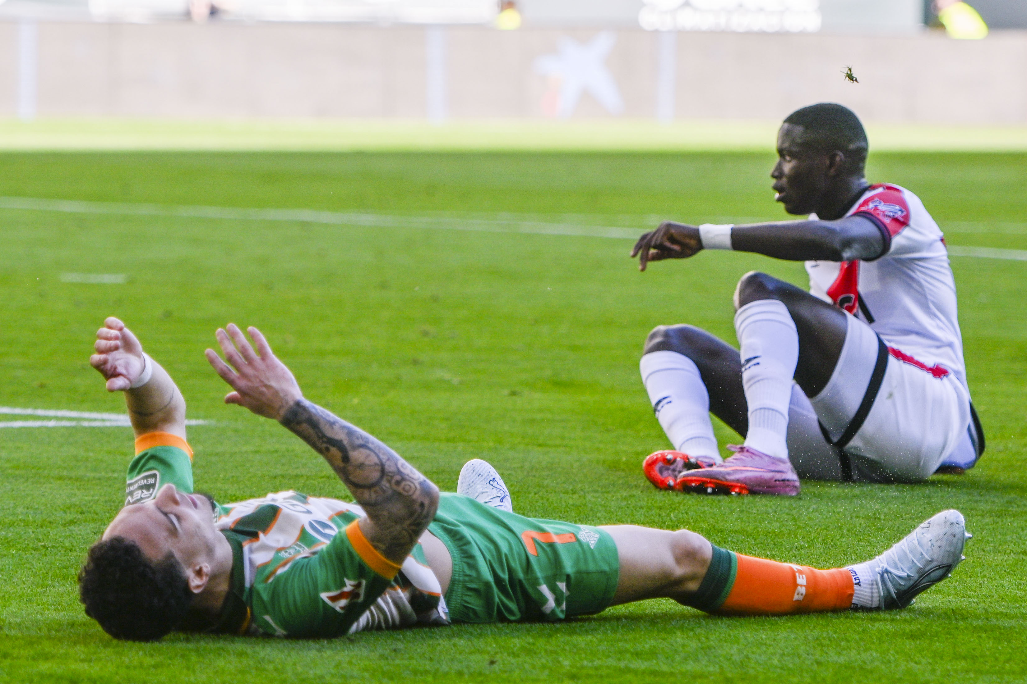 SEVILLA, 21/02/2026.- El delantero brasilero del Betis Antony reacciona tras fallar una ocasión este sábado, durante el partido de la jornada 25 de LaLiga EA Sports que disputan el Real Betis y el Rayo Vallecano este sábado en el estadio de La Cartuja de Sevilla. EFE/ Raúl Caro
