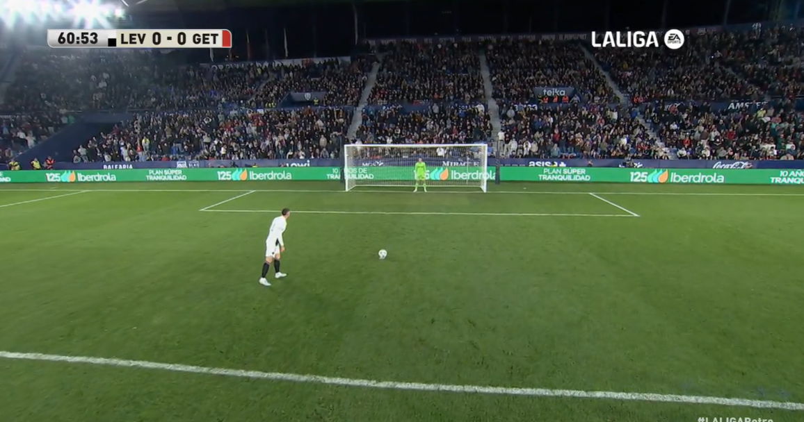 Cuando intentas imitar a Sergio Ramos... y acaba fatal: lo del penalti del Levante es para verlo