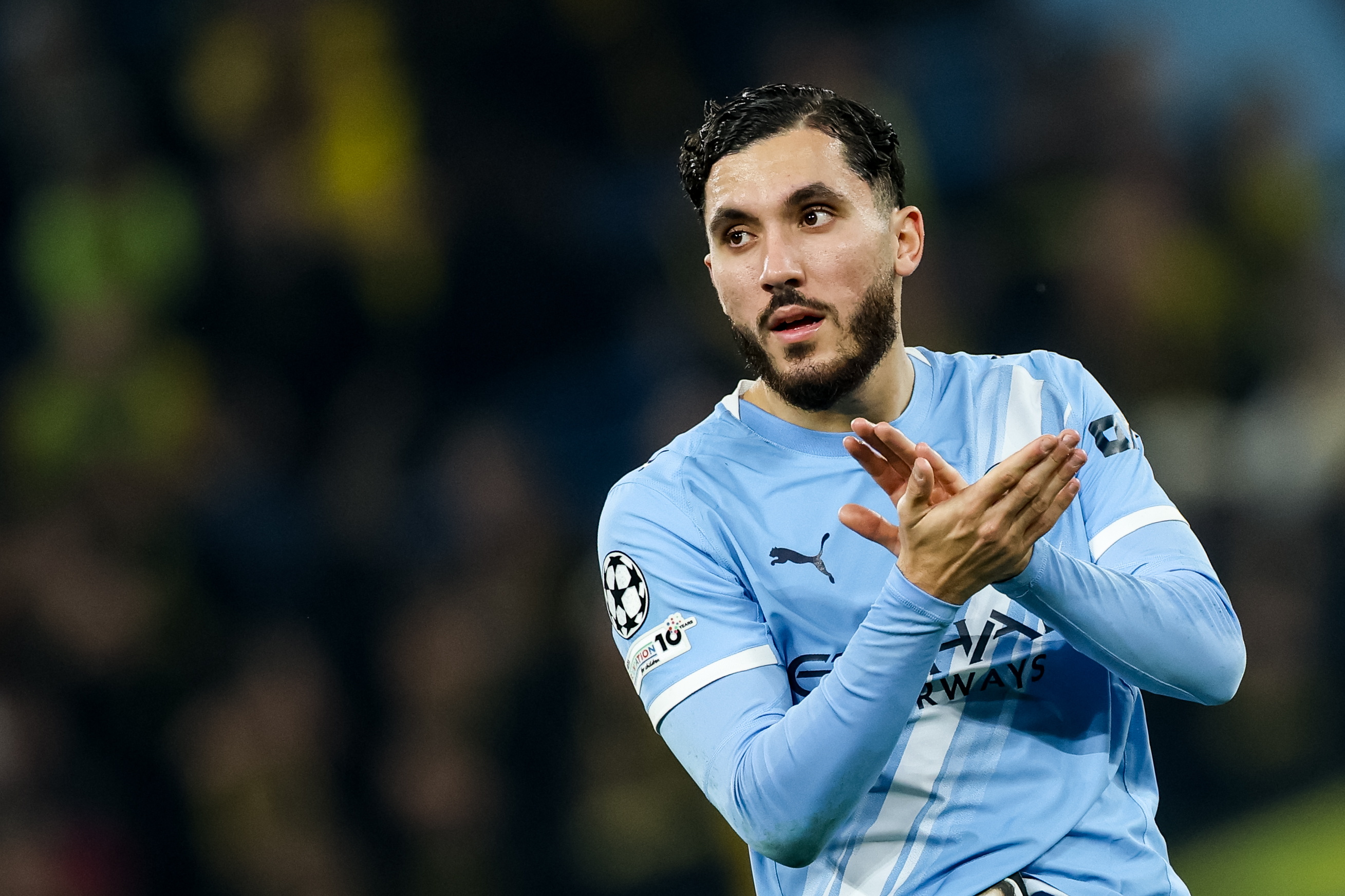MANCHESTER (United Kingdom), 05/11/2025.- Rayan Cherki of Manchester City greets their supporters after winning the UEFA Champions League league phase soccer match between Manchester City and Borussia Dortmund, in Manchester, Britain, 05 November 2025. (Liga de Campeones, Reino Unido) EFE/EPA/ADAM VAUGHAN
