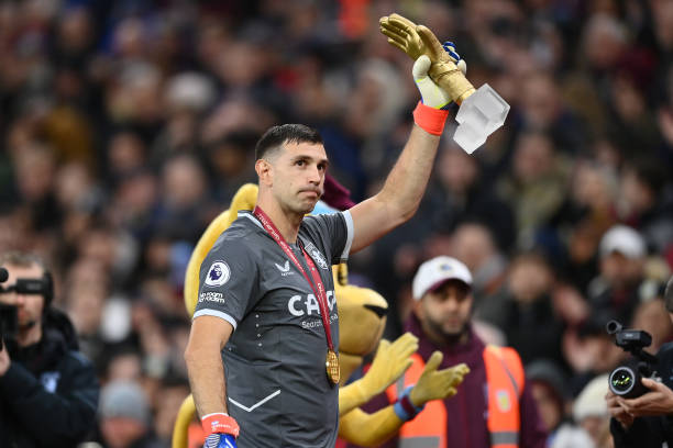 El Dibu regresa entre aplausos a Villa Park