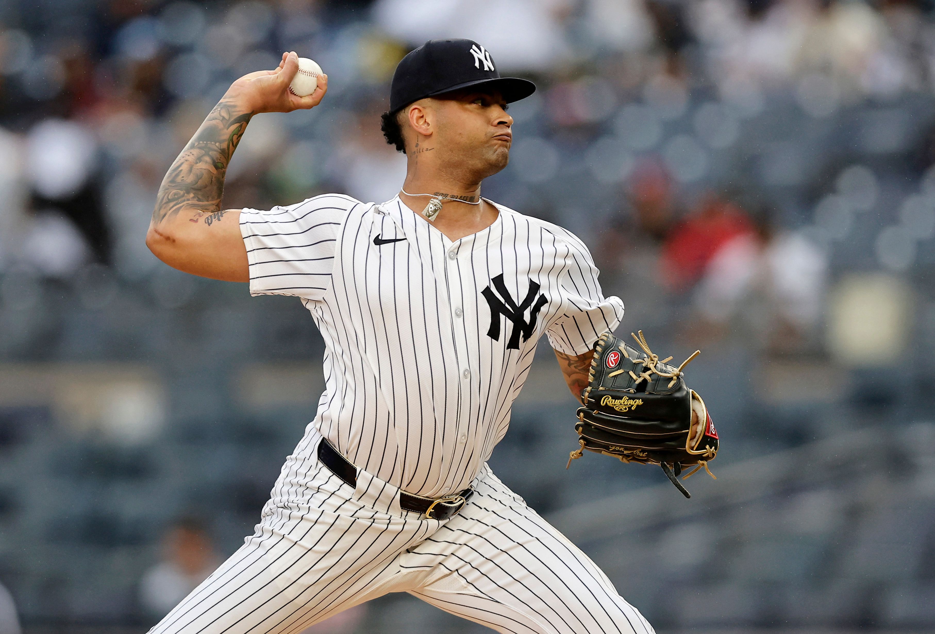 Luis Gil #81, de los New York Yankees, lanza contra Los Angeles Angels.