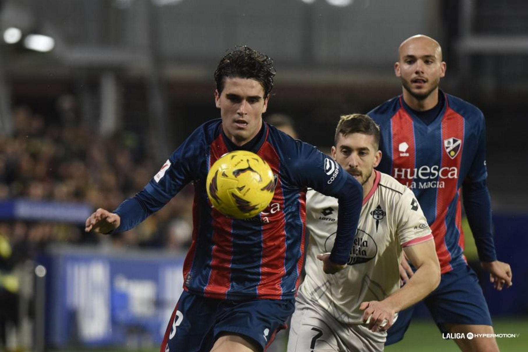 Javi Martínez, durante un partido de la temporada pasada en El Alcoraz. 