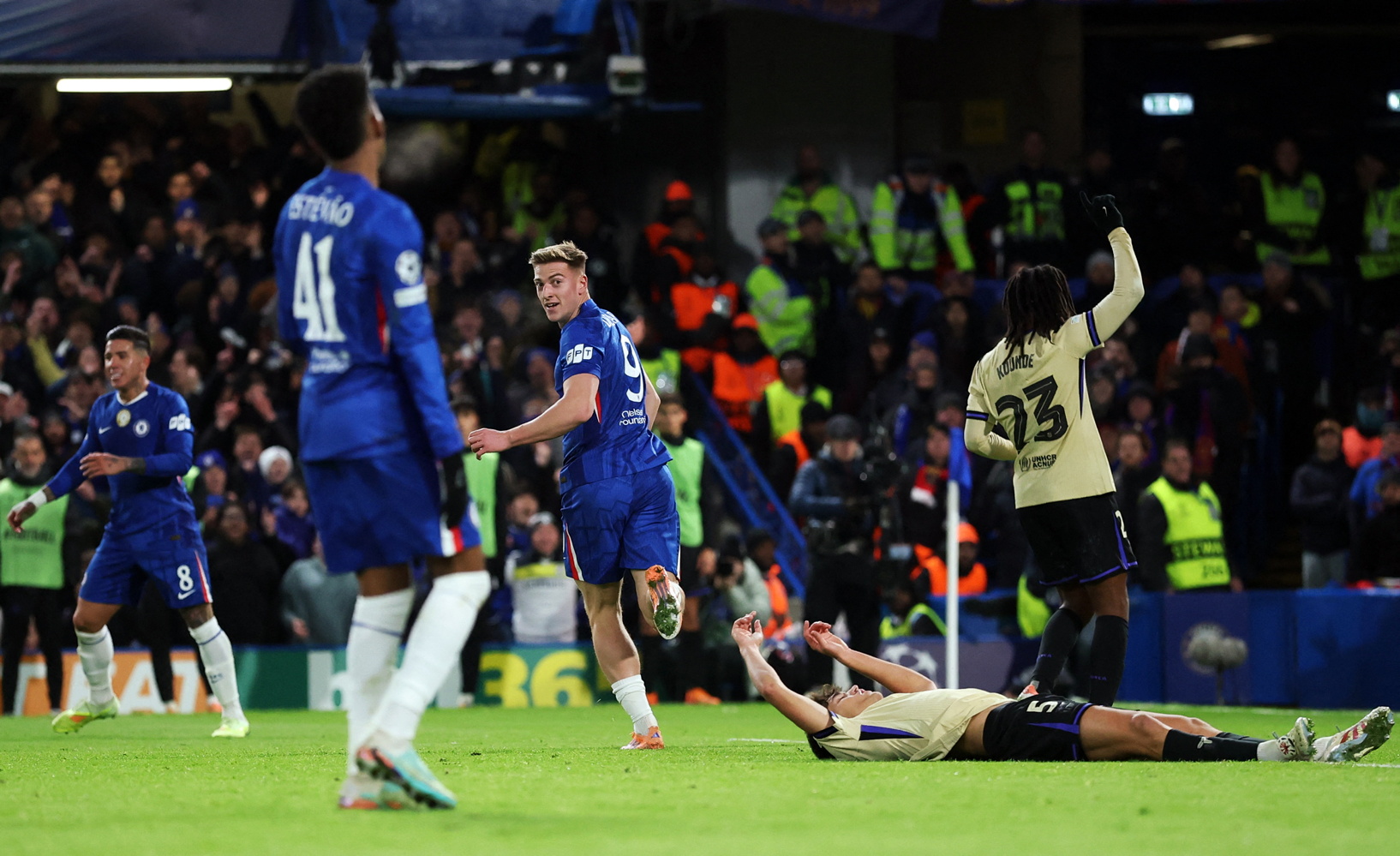3-0. Enzo Fernández  asiste a a Liam Delap que anota a placer el tercer tanto. El gol del delantero inglés fue revisado por el VAR por posible fuera de juego del centrocampista argentino.