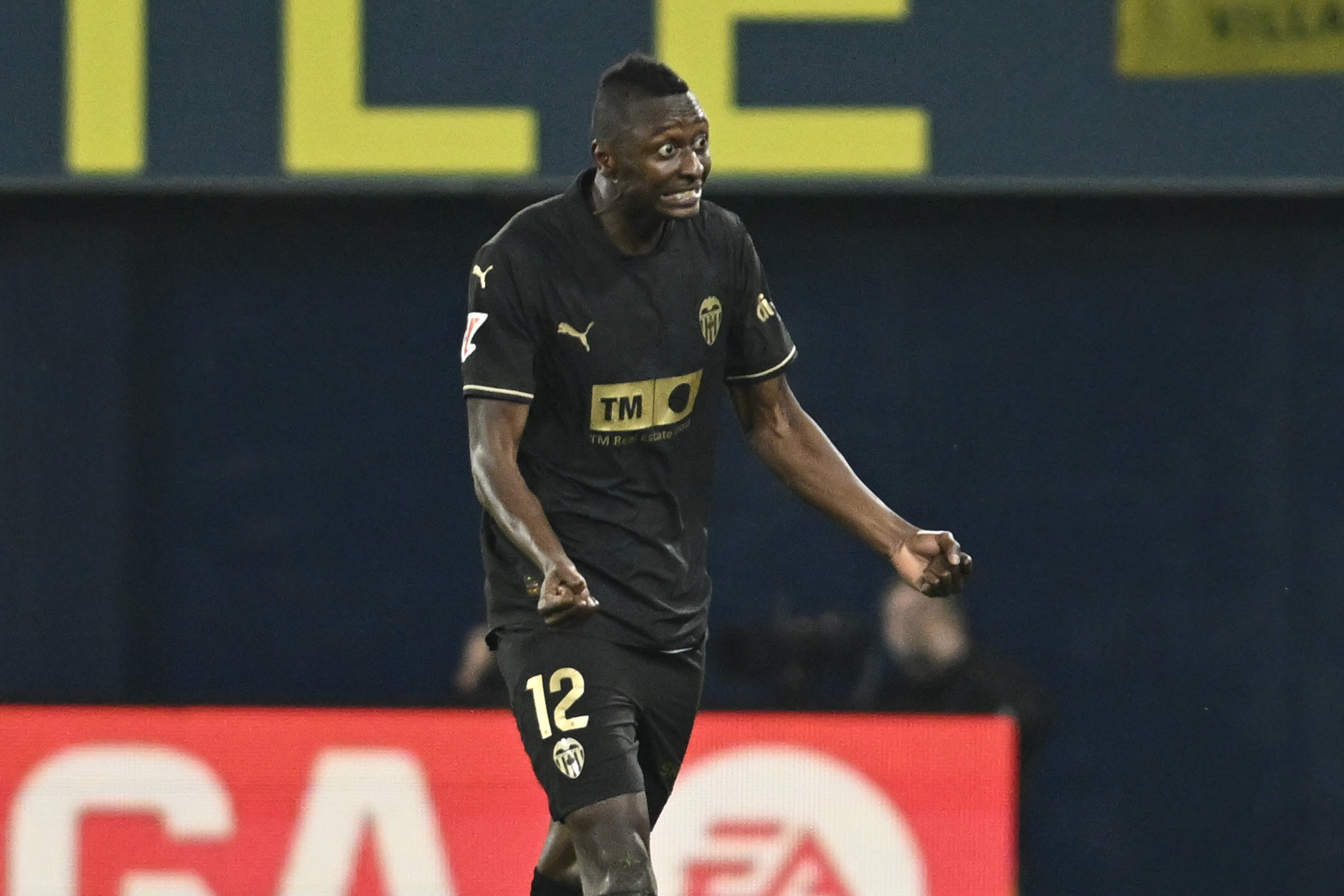 VILLARREAL, 15/02/2025.- El delantero del Valencia Sadiq Umar celebra su gol contra el Villarreal, durante el partido de la jornada 24 de LaLiga entre el Villarreal CF y el Valencia CF, este sbado en el estadio de la Cermica.- EFE/ Andreu Esteban
