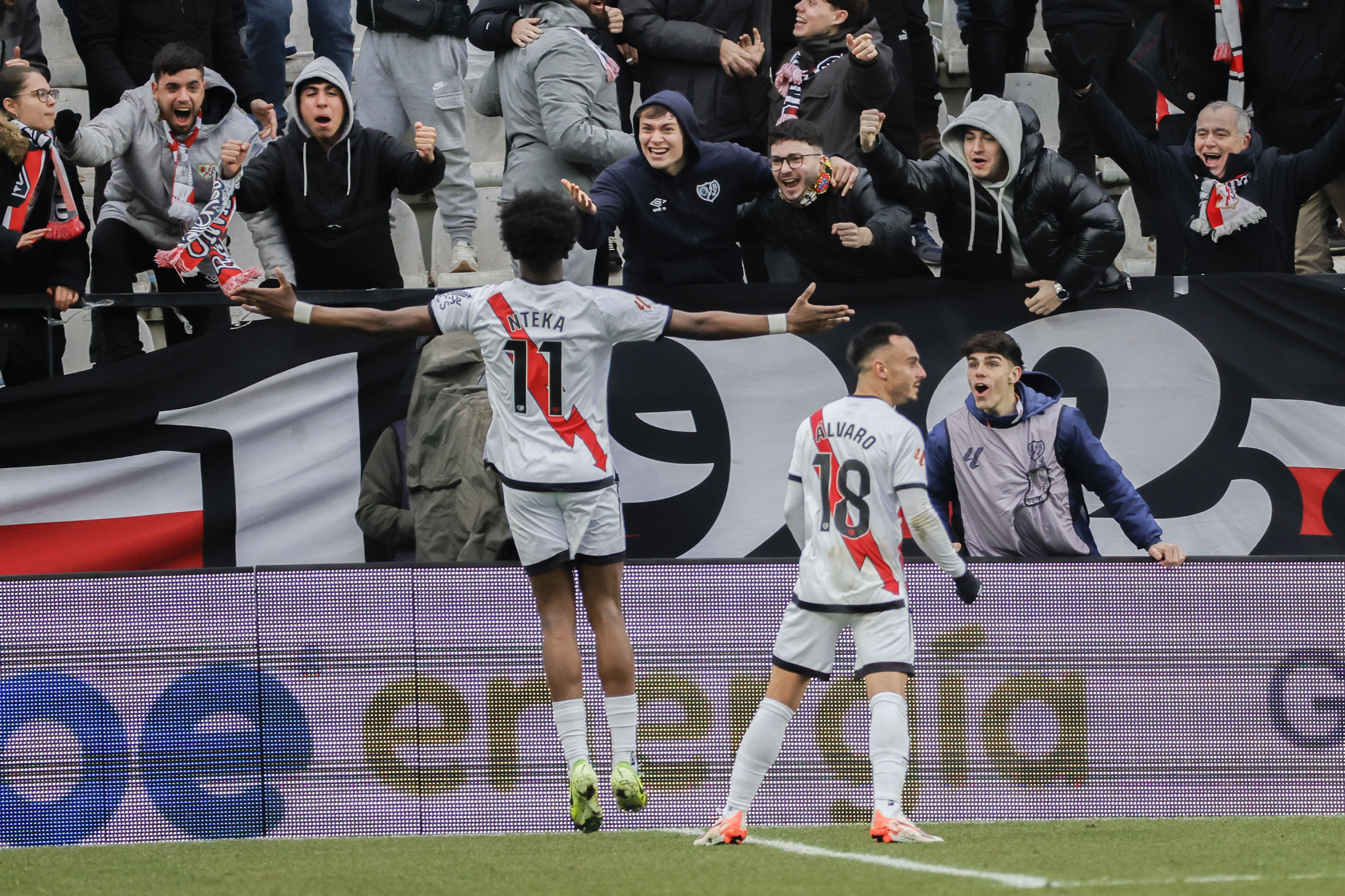 MADRID, 26/01/2025.- El centrocampista de Angola del Rayo Vallecano Randy Nteka (i), celebra su primer gol durante el partido de la jornada 21 de LaLiga disputado entre el Rayo Vallecano y el Girona este domingo en el estadio de Vallecas. EFE/Zipi Aragn
