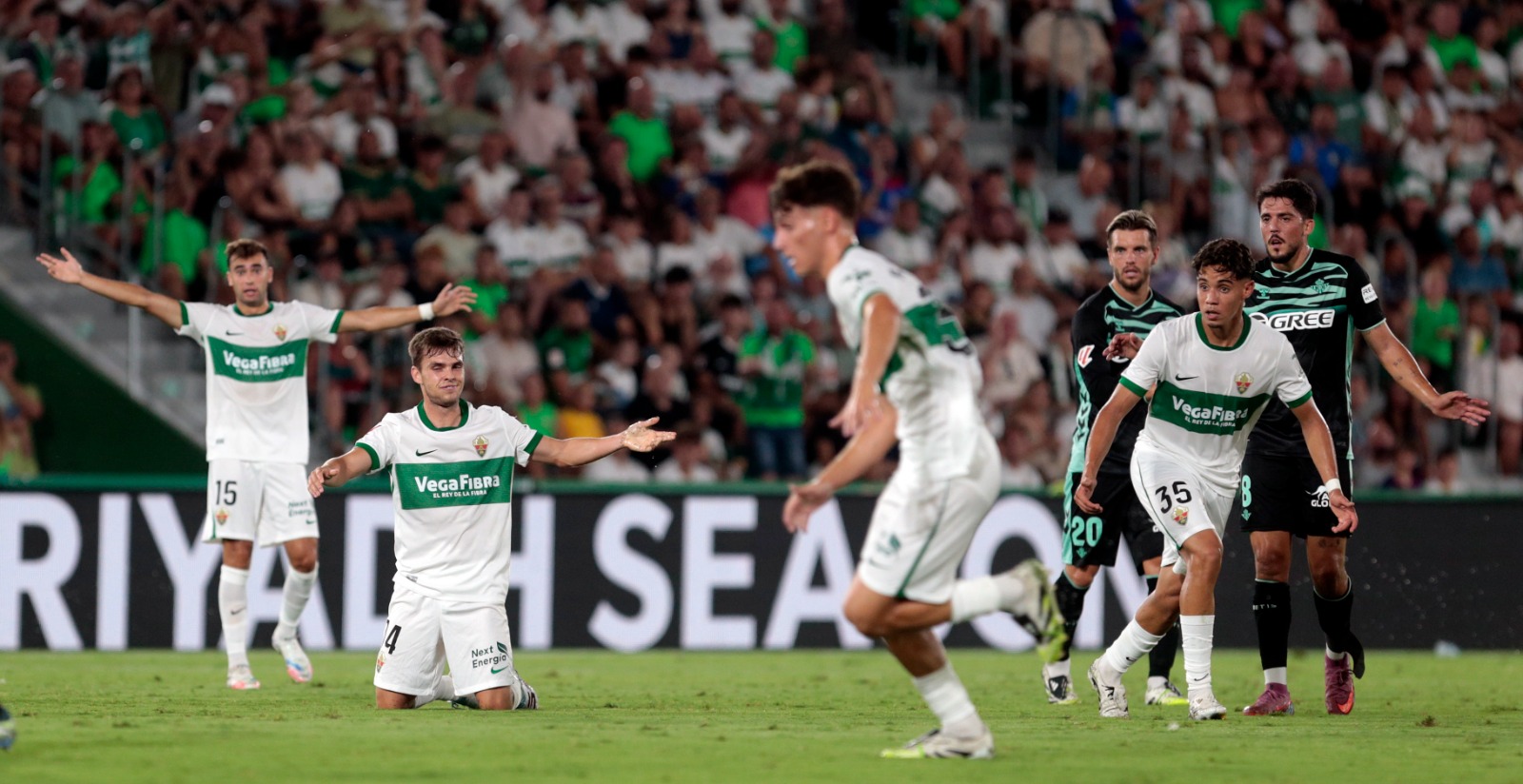 Los jugadores del Elche piden falta en el gol de Aitor Ruibal.