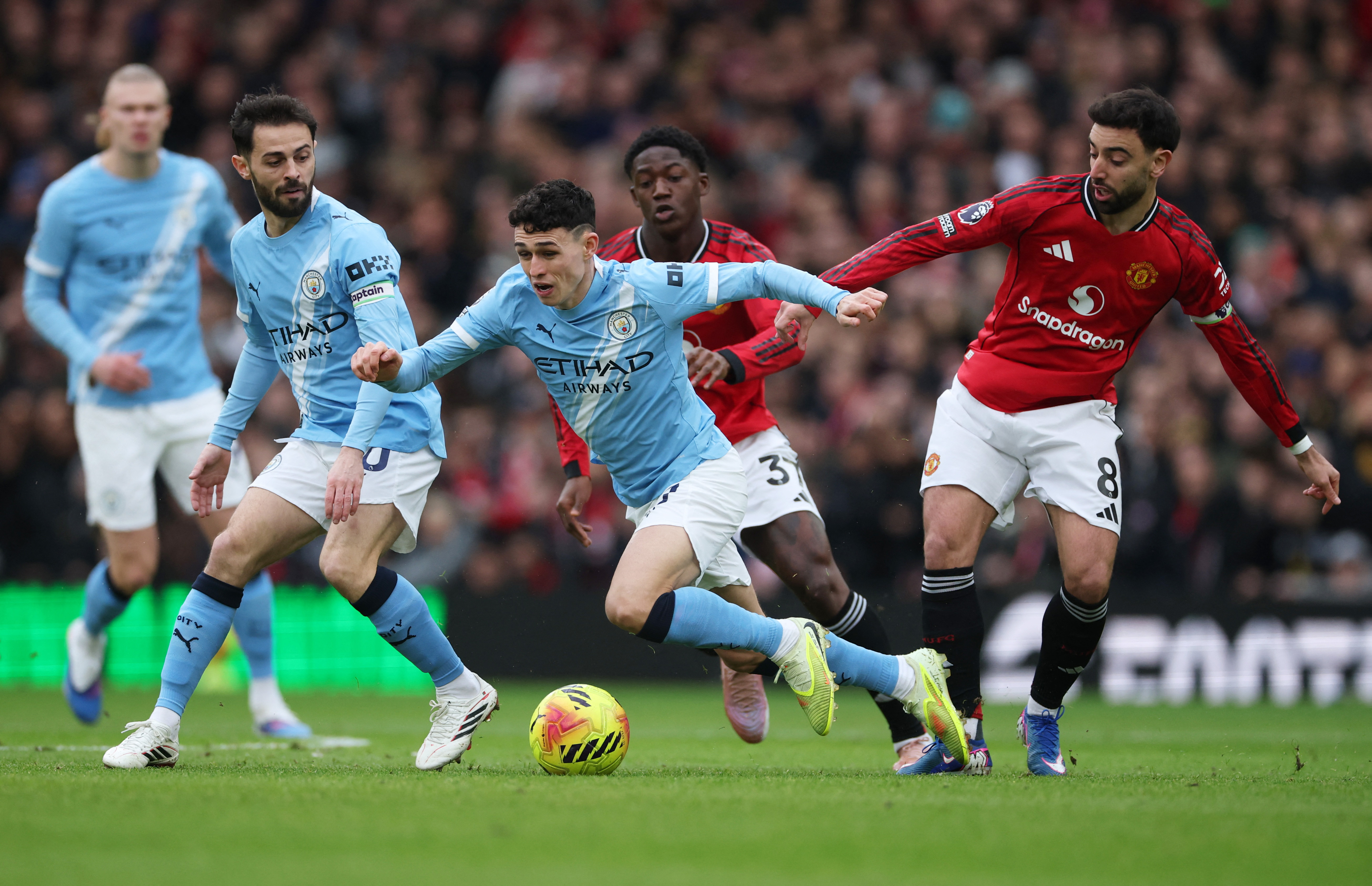 Soccer Football - Premier League - Manchester United v Manchester City - Old Trafford, Manchester, Britain - January 17, 2026 Manchester City's Phil Foden in action with Manchester United's Bruno Fernandes REUTERS/Phil Noble EDITORIAL USE ONLY. NO USE WITH UNAUTHORIZED AUDIO, VIDEO, DATA, FIXTURE LISTS, CLUB/LEAGUE LOGOS OR 'LIVE' SERVICES. ONLINE IN-MATCH USE LIMITED TO 120 IMAGES, NO VIDEO EMULATION. NO USE IN BETTING, GAMES OR SINGLE CLUB/LEAGUE/PLAYER PUBLICATIONS. PLEASE CONTACT YOUR ACCOUNT REPRESENTATIVE FOR FURTHER DETAILS..