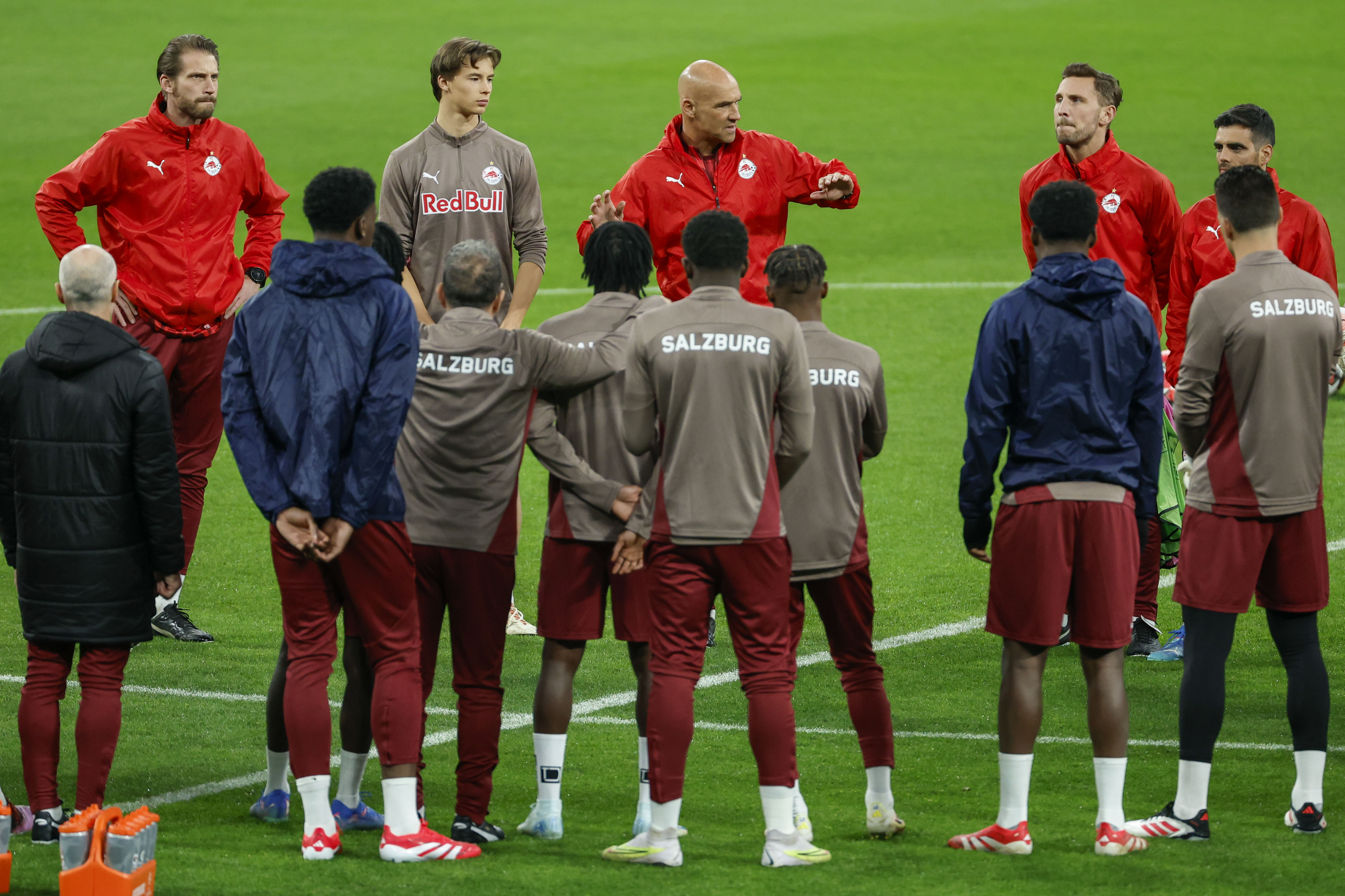 MADRID , 21/01/2025.- El entrenador del Red Bull Salzburgo, el alemn Thomas Letsch (c, detrs), durante el entrenamiento del equipo este martes en el estadio Santiago Bernabu, en la vspera del partido de Liga de Campeones que les enfrenta al Real Madrid. EFE/ Mariscal
