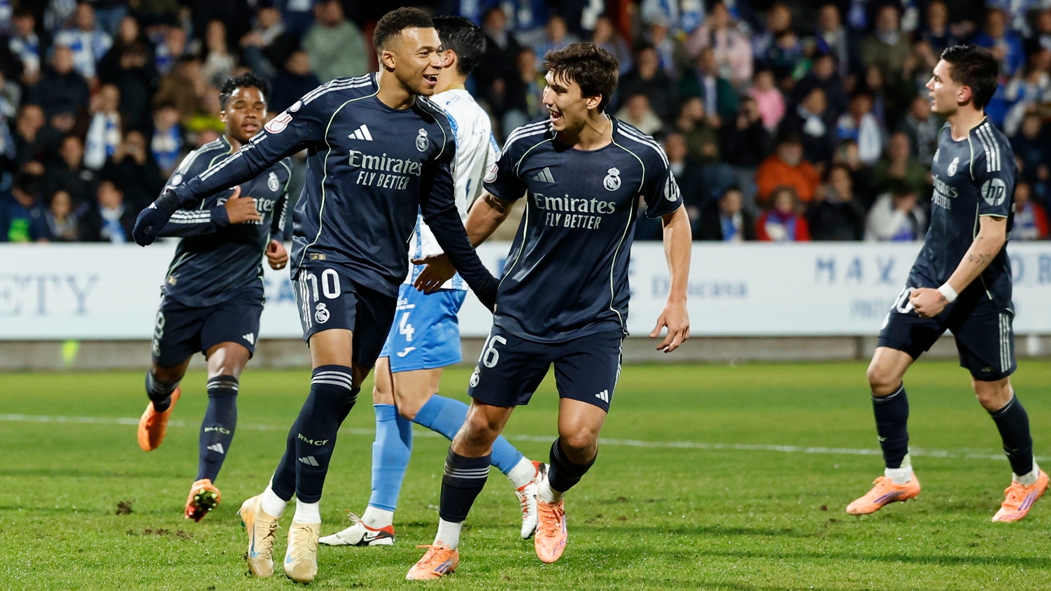 0-1. Kylian Mbappé celebra el gol que marca desde los once metros con Gonzalo García.