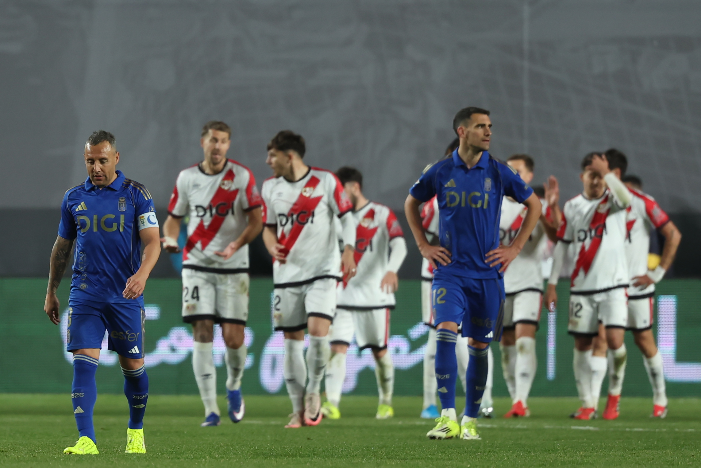 MADRID, 04/03/2026.- Los jugadores del Rayo tras conseguir el tercer gol del equipo madrileño durante el partido de la jornada 23 de LaLiga EA Sports entre el Rayo Vallecano y el Real Oviedo, este miércoles en el estadio de Vallecas. EFE/ Kiko Huesca
