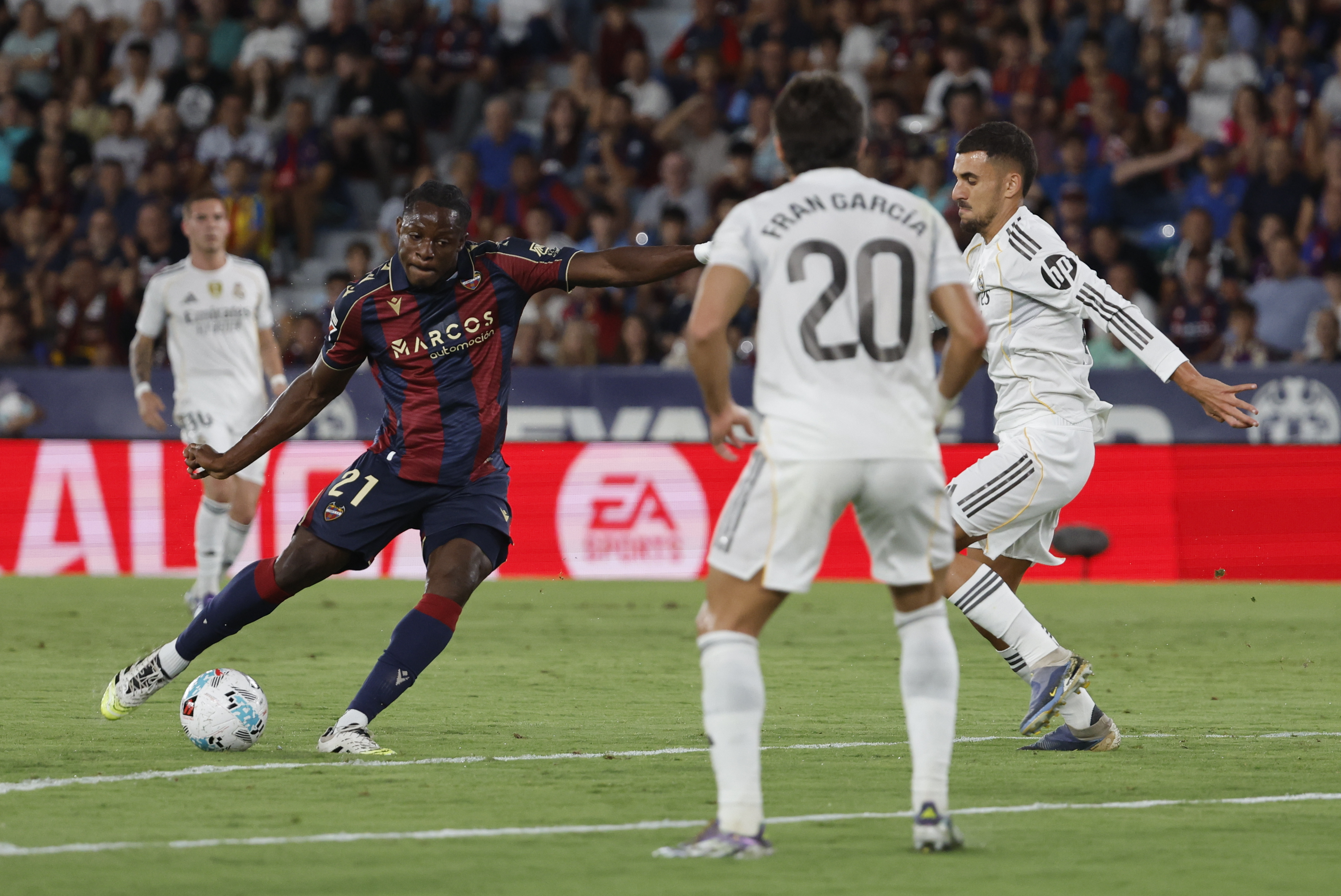 VALENCIA, 23/09/2025.- El delantero del Levante Etta Eyong (i) dispara a puerta ante el centrocampista del Real Madrid Dani Ceballos (d) durante el partido de la sexta jornada de LaLiga EA Sports que Levante UD y Real Madrid disputan hoy martes en el estadio Ciutat de Valencia. EFE/Ana Escobar
