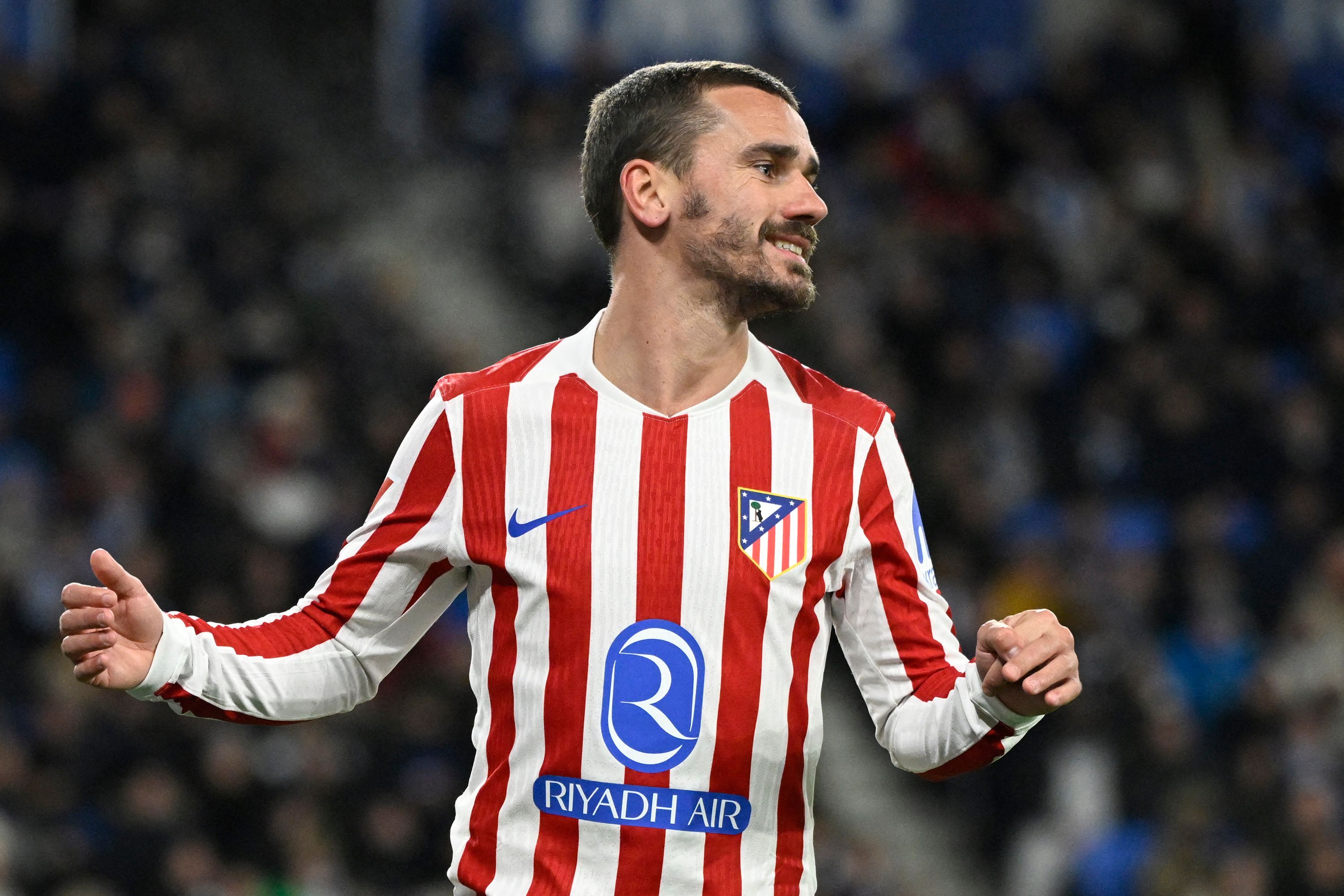 Atletico Madrid's French forward #07 Antoine Griezmann reacts to missing a goal opportunity during the Spanish League football match between Real Sociedad and Club Atletico de Madrid at Anoeta Stadium in San Sebastian on January 4, 2026. (Photo by ANDER GILLENEA / AFP)