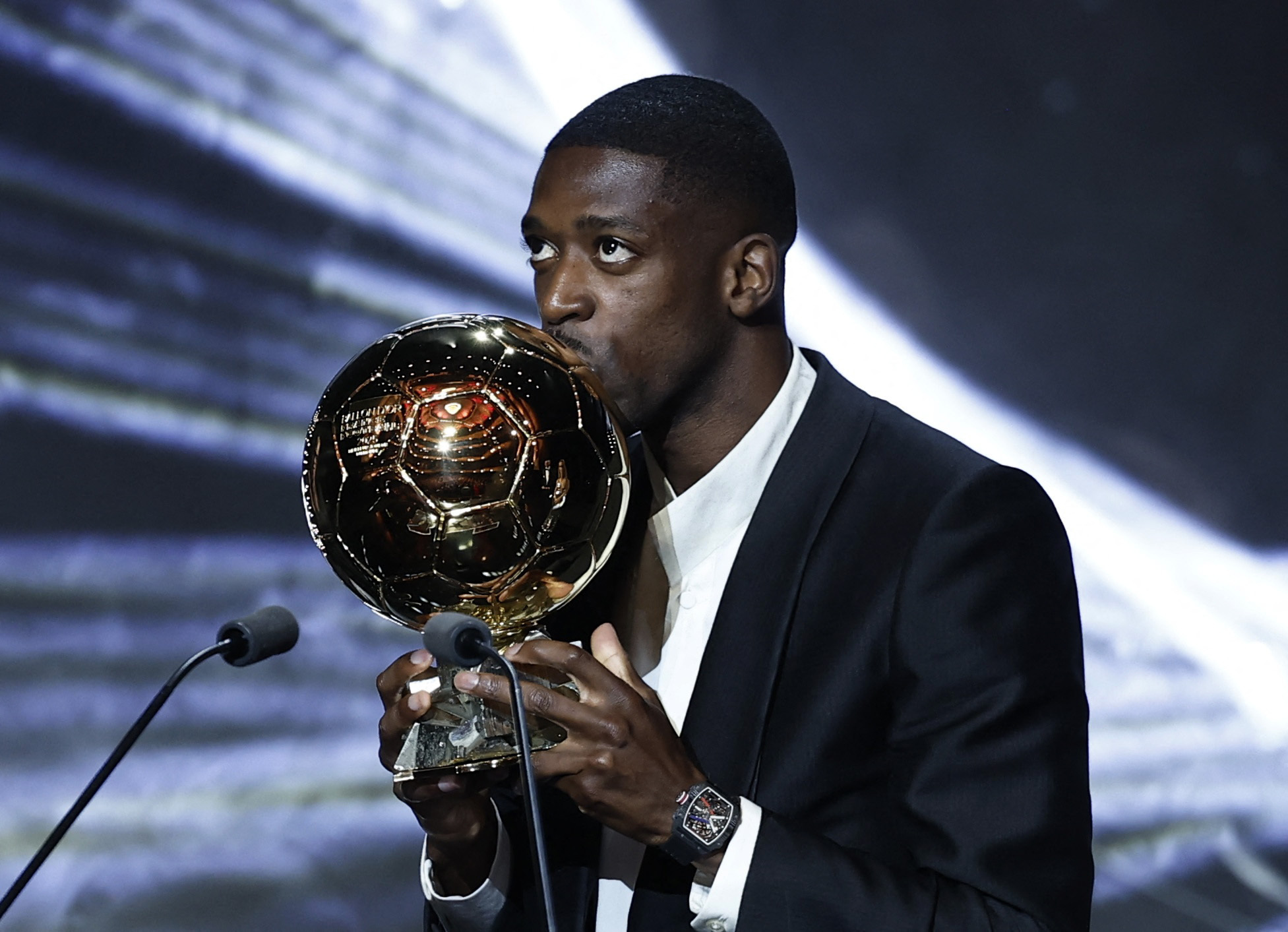 Dembelé besa el Balón de Oro