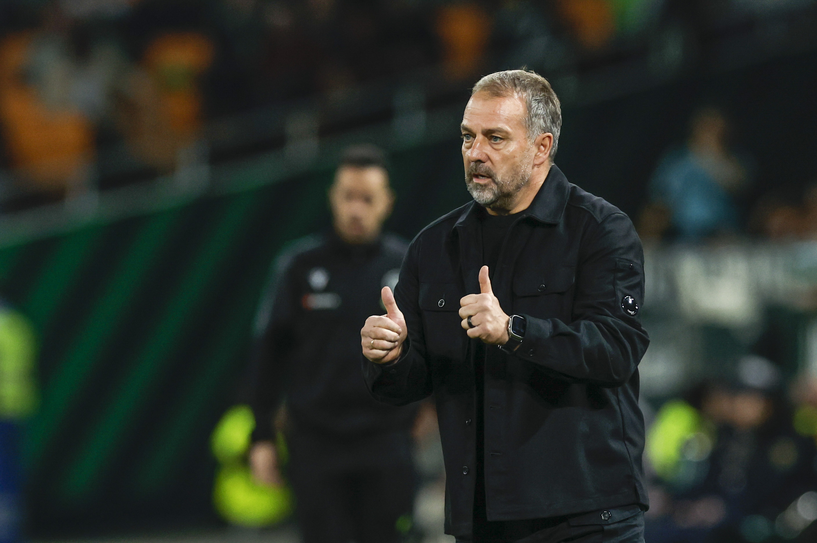 SEVILLA, 06/12/2025.- El entrenador del Barcelona. Hansi Flick, durante el partido de LaLiga EA Sports que Real Betis y FC Barcelona disputan este sábado en el estadio de La Cartuja, en Sevilla. EFE/Julio Muñoz

