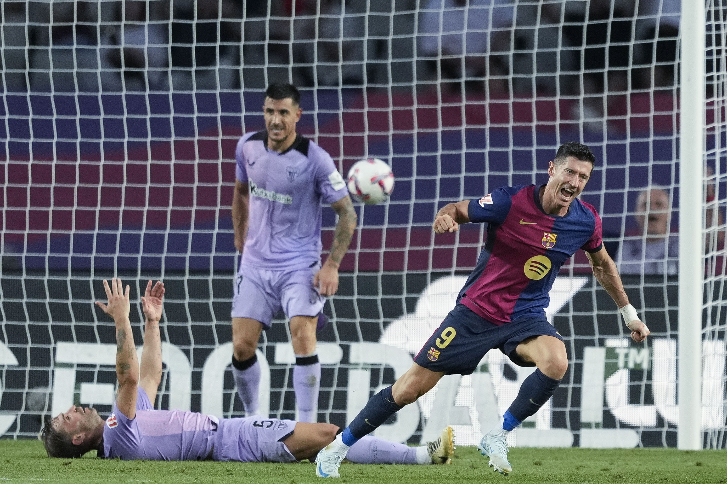 BARCELONA, 24/08/2024.- El delantero del Barcelona Robert Lewandowski (d) celebra tras marcar el segundo gol ante el Athletic, durante el partido de Liga en Primera División que FC Barcelona y Athletic Club disputan este sábado en el Estadio Olímpico Lluis Companys. EFE/Alejandro García
