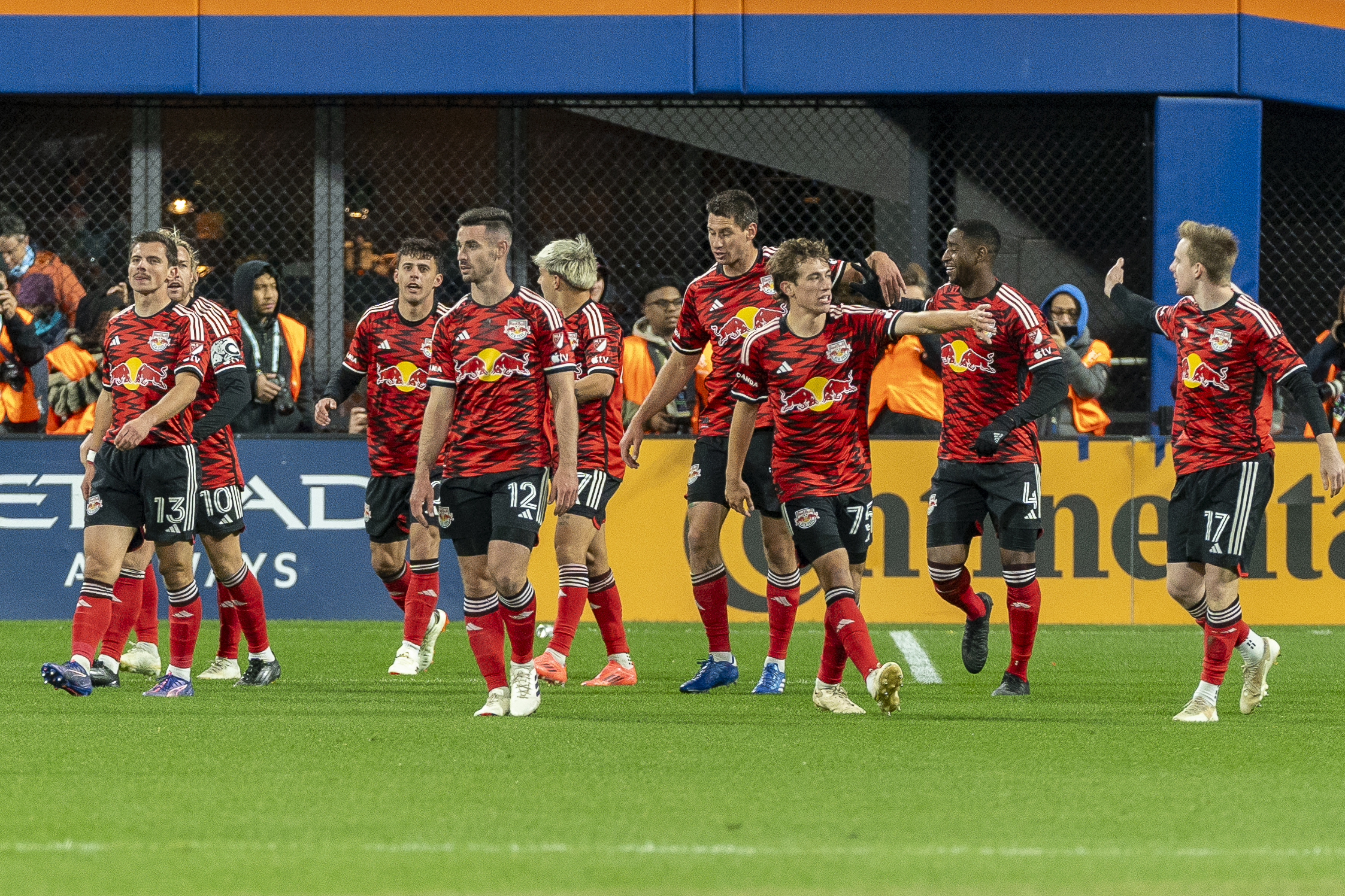 Futbolistas de New York RB celebran uno de los goles en la victoria ante New York City FC por Playoffs de MLS Cup 2024. (EFE)