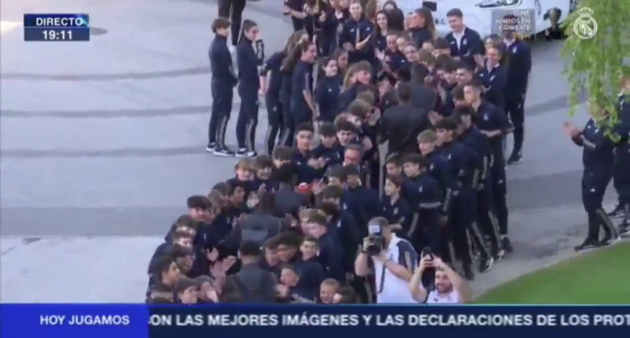 El Madrid deja una imagen para el recuerdo con la salida de los jugadores de Valdebebas