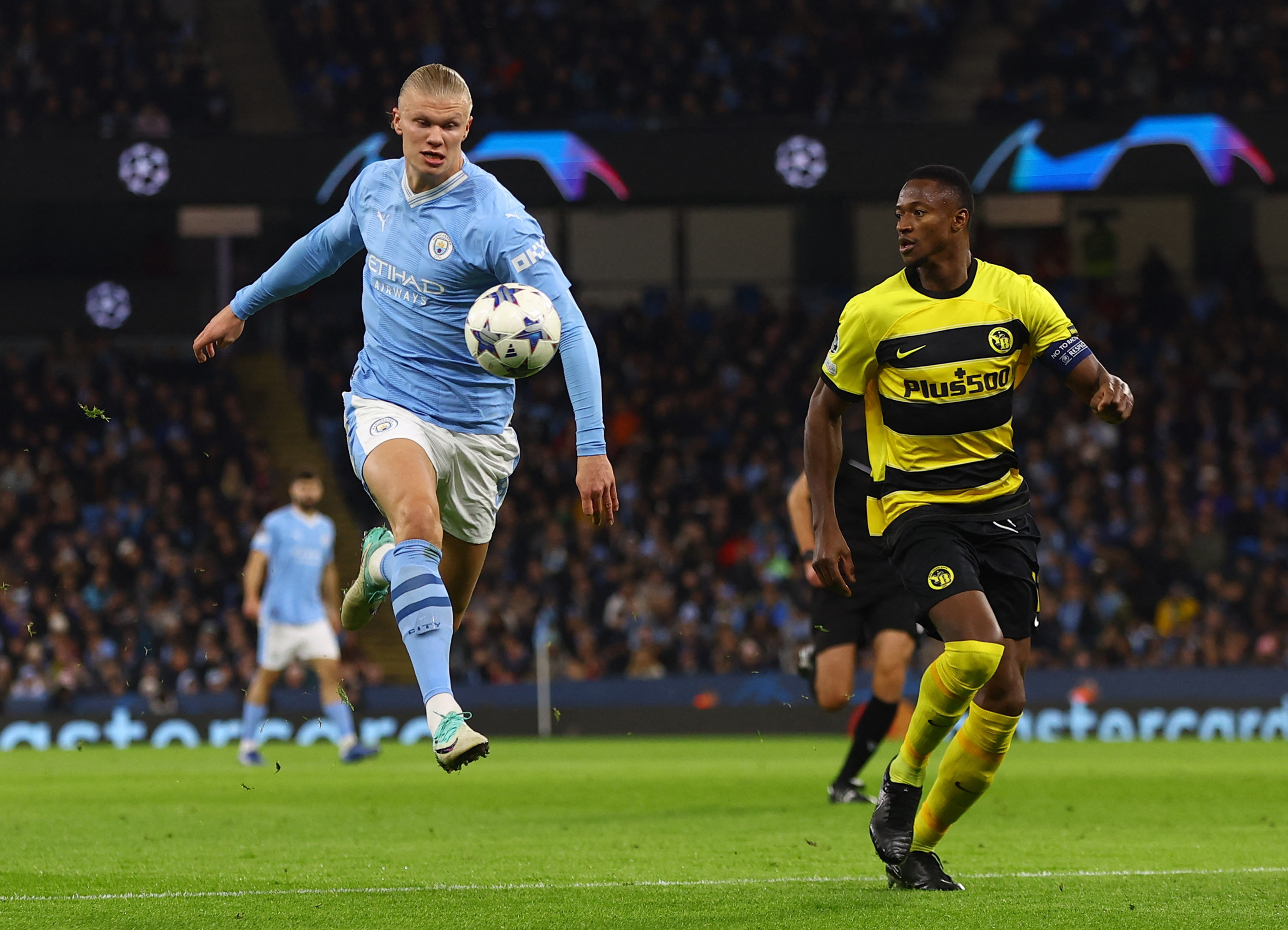 Soccer Football - Champions League - Group G - Manchester City v BSC Young Boys - Etihad Stadium, Manchester, Britain - November 7, 2023 Manchester City's Erling Braut Haaland in action with BSC Young Boys' Mohamed Ali Camara Action Images via Reuters/Lee Smith