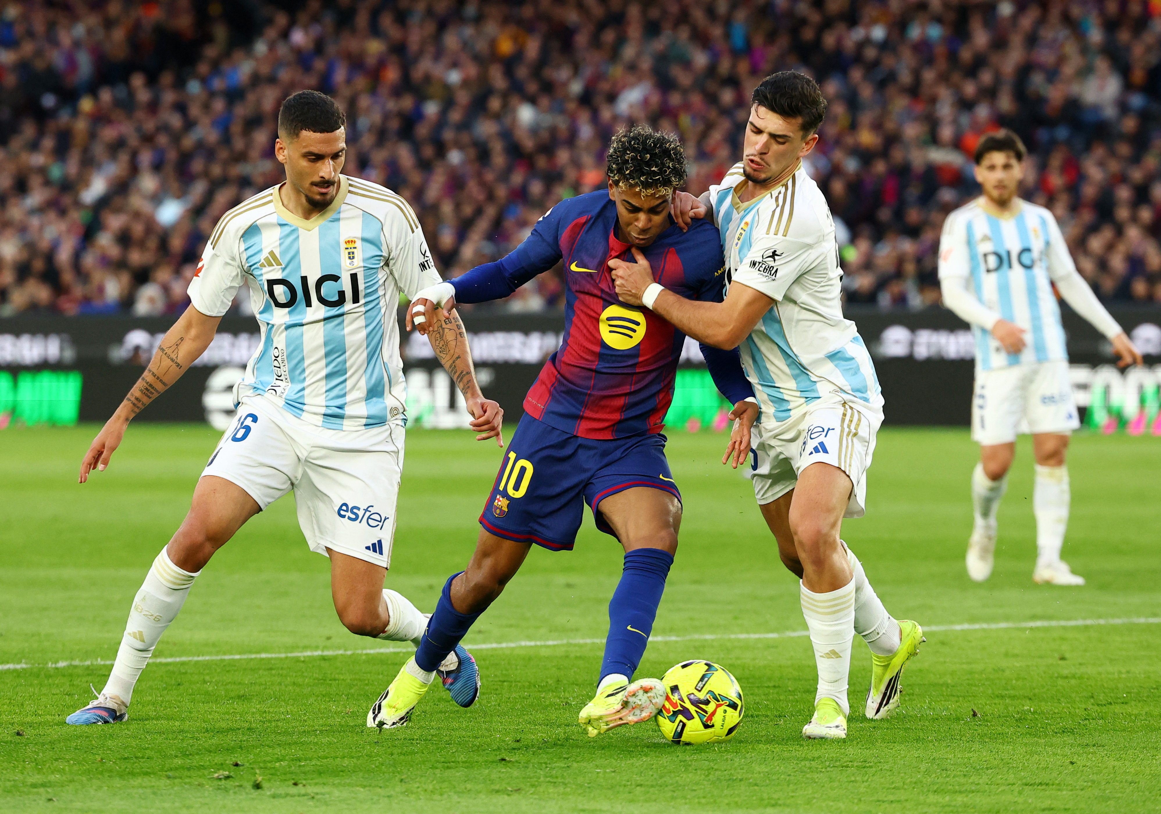 Soccer Football - LaLiga - FC Barcelona v Real Oviedo - Spotify Camp Nou, Barcelona, Spain - January 25, 2026 FC Barcelona's Lamine Yamal in action with Real Oviedo's Javi Lopez and David Carmo REUTERS/Albert Gea