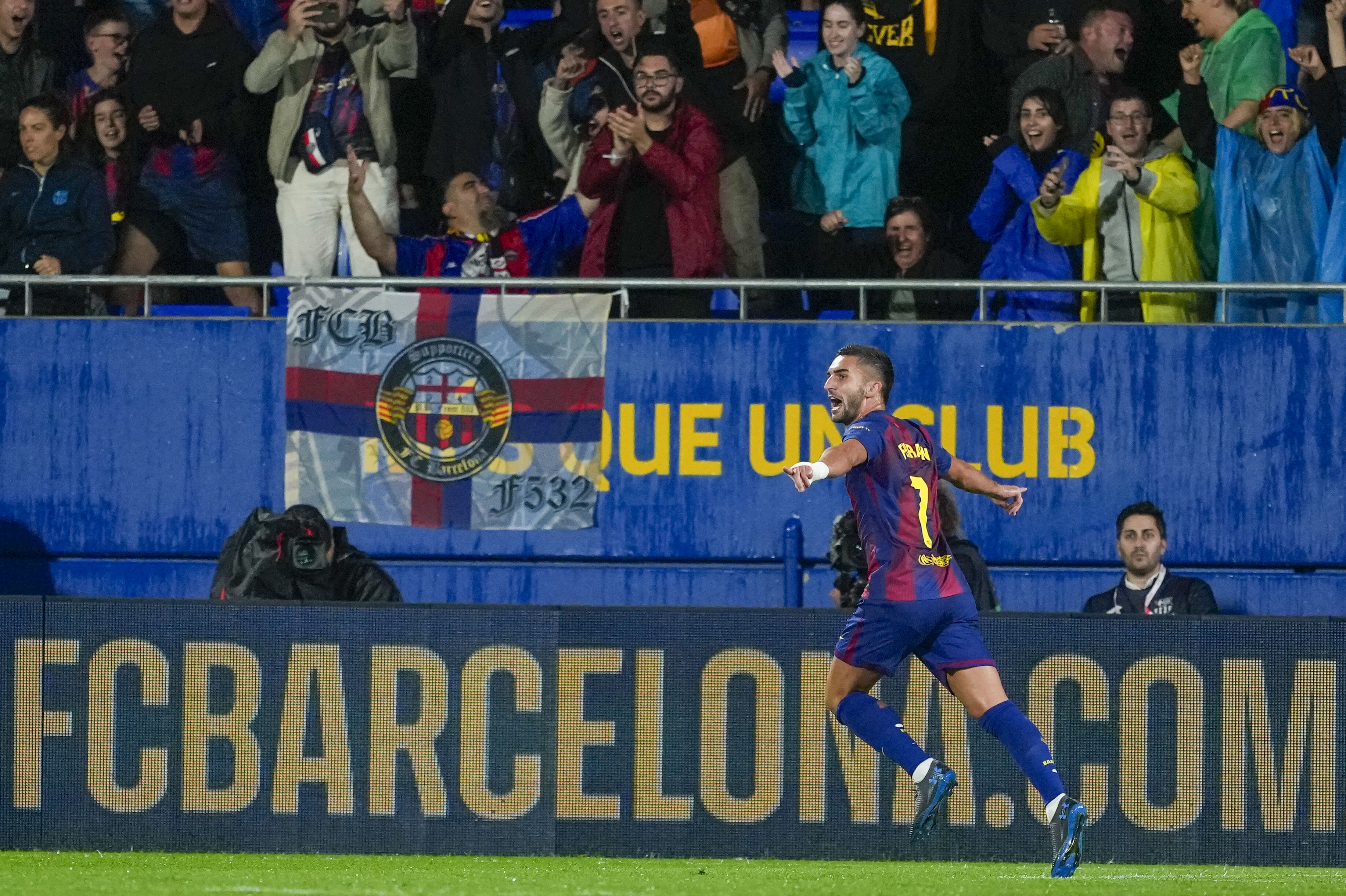 El delantero del Barcelona Ferran Torres celebra un gol.