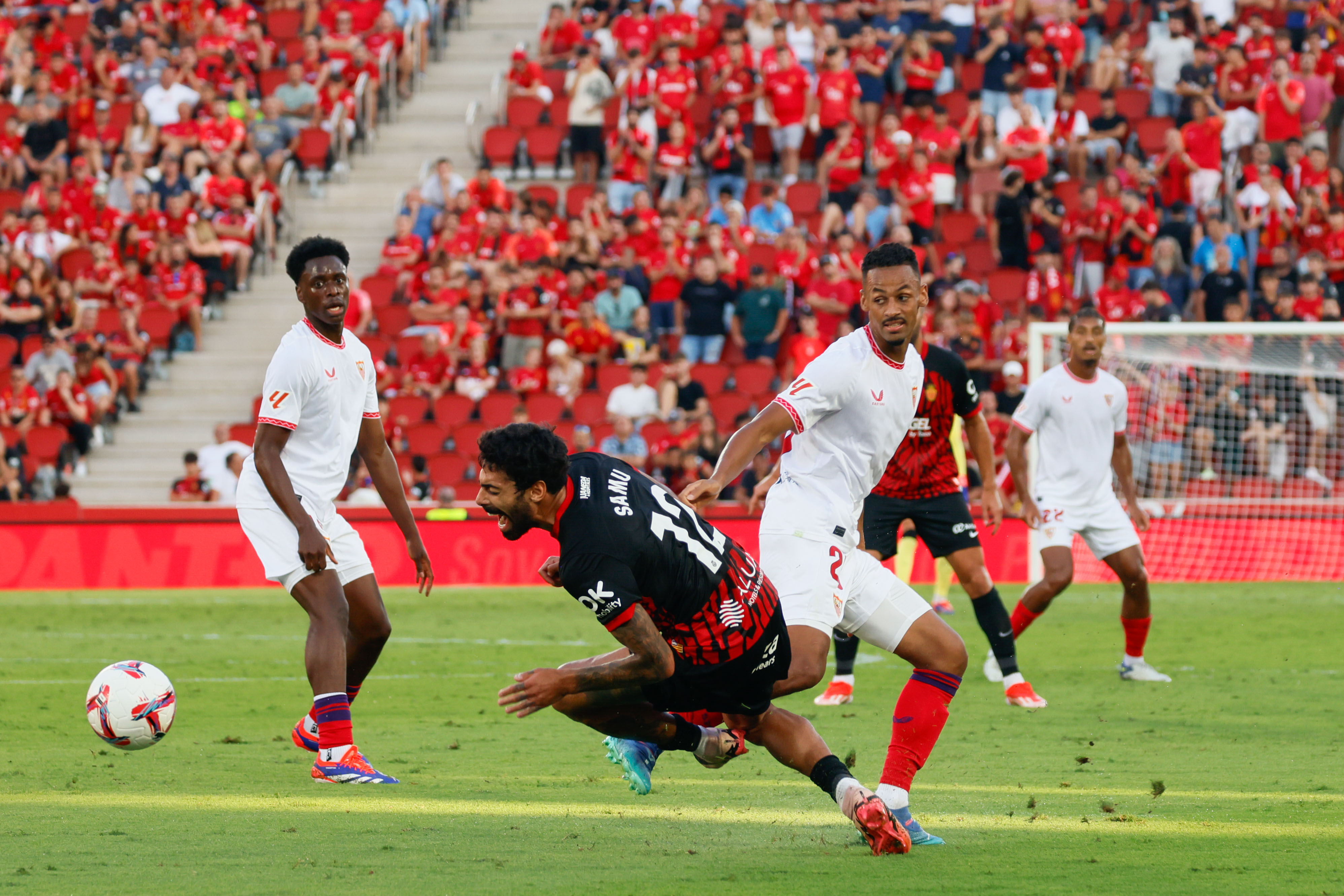 El centrocampista portugus del Mallorca Samu Costa pelea un baln con el centrocampista suizo del Sevilla Djibril Sow.