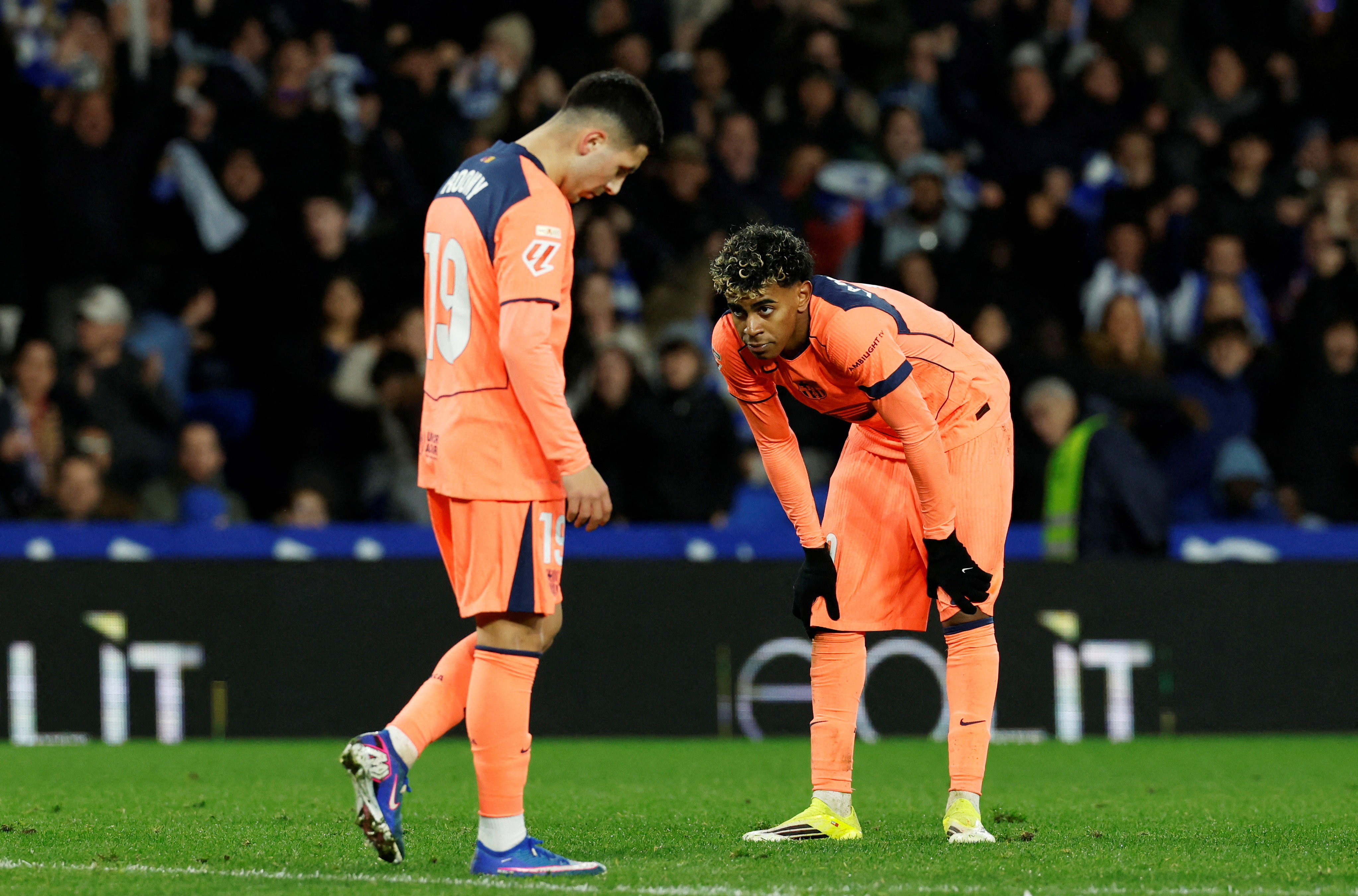 Soccer Football - LaLiga - Real Sociedad v FC Barcelona - Reale Arena, San Sebastian, Spain - January 18, 2026 FC Barcelona's Lamine Yamal and Roony Bardghji look dejected after the match REUTERS/Vincent West TPX IMAGES OF THE DAY
