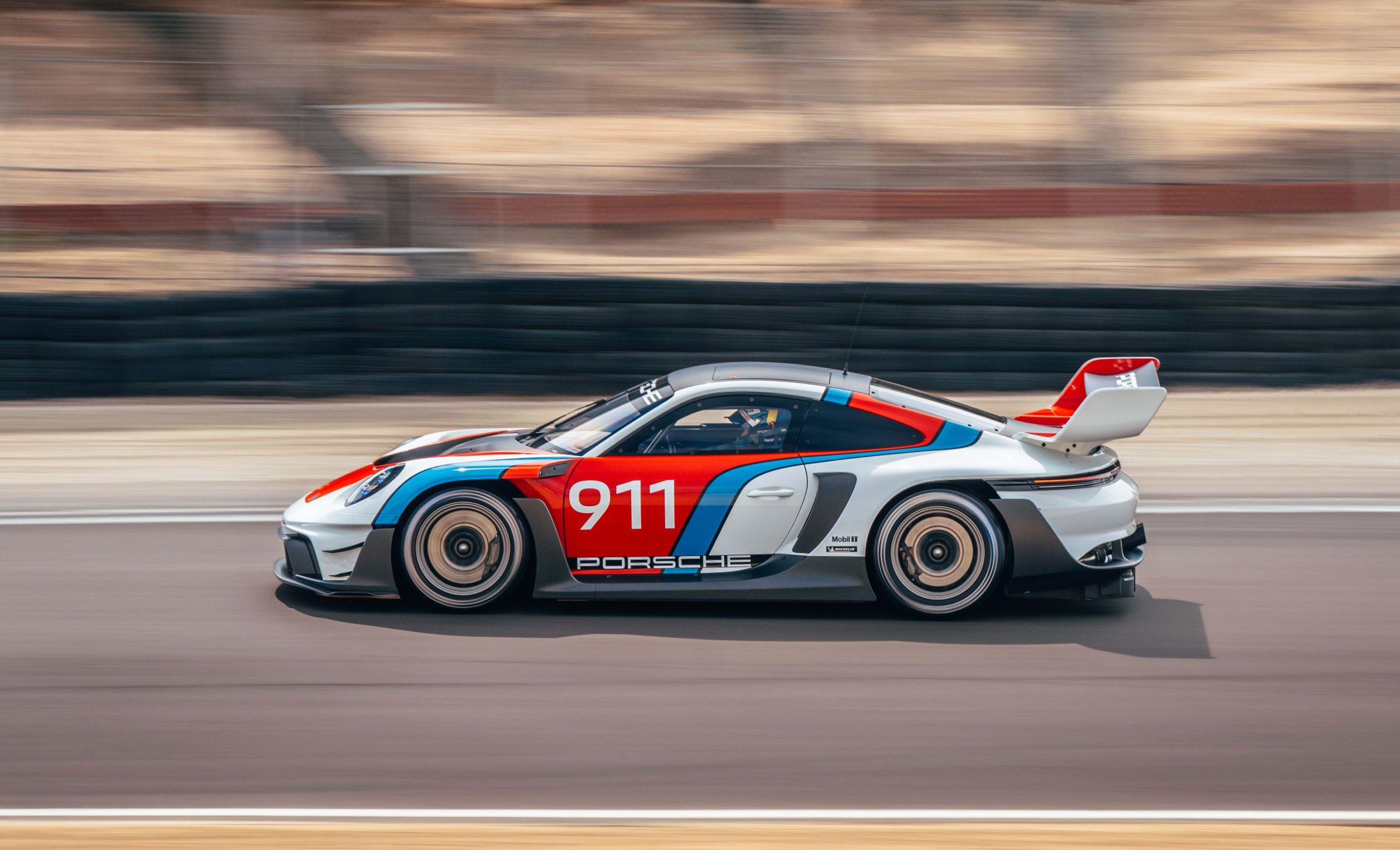 Los personajes de tamaño real volverán a estar juntos en esta celebración  exclusiva del automovilismo. - Porsche Newsroom LAT-AM