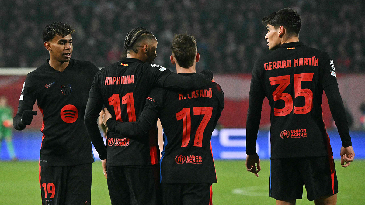 Barcelona's Brazilian forward #11 Raphinha (2L) celebrates with teammates Barcelona's Spanish forward #19 Lamine Yamal (L), Barcelona's Spanish midfielder #17 Marc Casado (2R) and Barcelona's Spanish defender #35 Gerard Martin after scoring a goal during the UEFA Champions League, League phase - Matchday 4 football match between Crvena Zvezda Beograd and FC Barcelona, at the Rajko-Mitic Stadium, in Belgrade, on November 6, 2024. (Photo by Andrej ISAKOVIC / AFP)