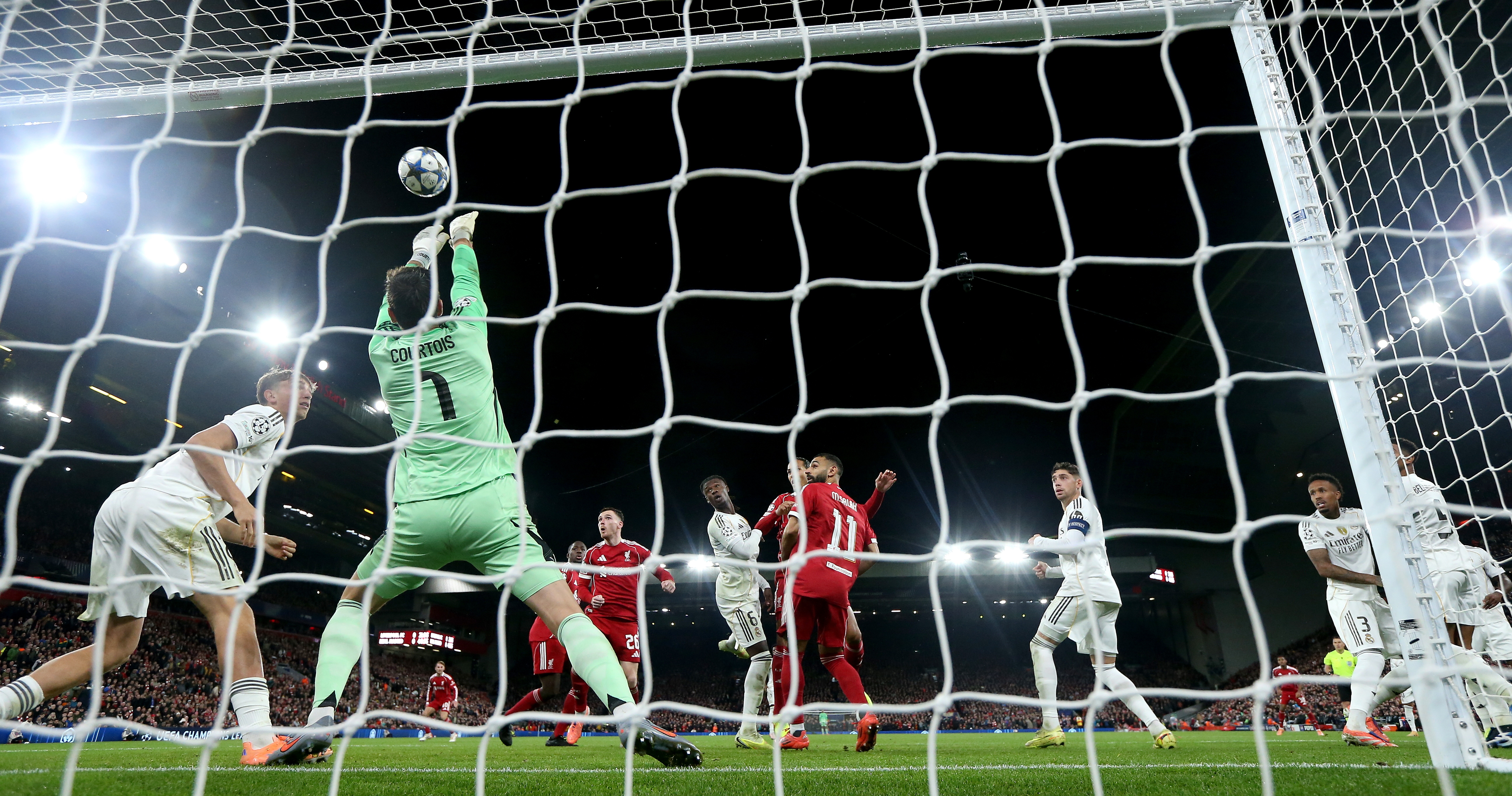 LIVERPOOL (United Kingdom), 04/11/2025.- Real Madrid goalkeeper Thibaut Courtois makes a save during the UEFA Champions League league phase match between Liverpool FC and Real Madrid, in Liverpool, Britain, 04 November 2025. (Liga de Campeones, Reino Unido) EFE/EPA/ADAM VAUGHAN
