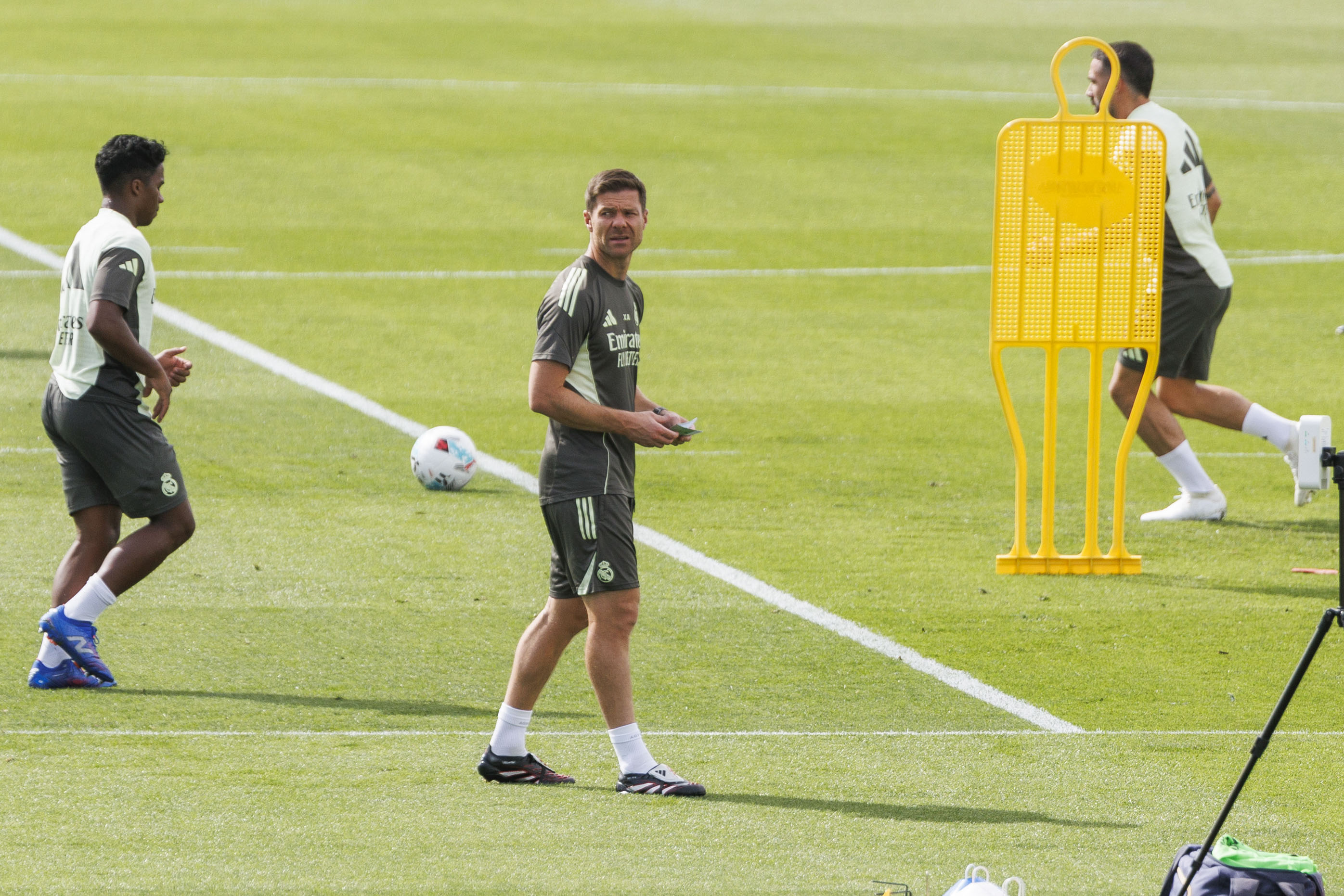MADRID, 12/09/2025.- El entrenador del Real Madrid, Xabi Alonso (c), dirige el entrenamiento este viernes en la Ciudad Deportiva de Valdebebas, preparatorio de su partido de LaLiga contra la Real Sociedad. EFE/Sergio Pérez

