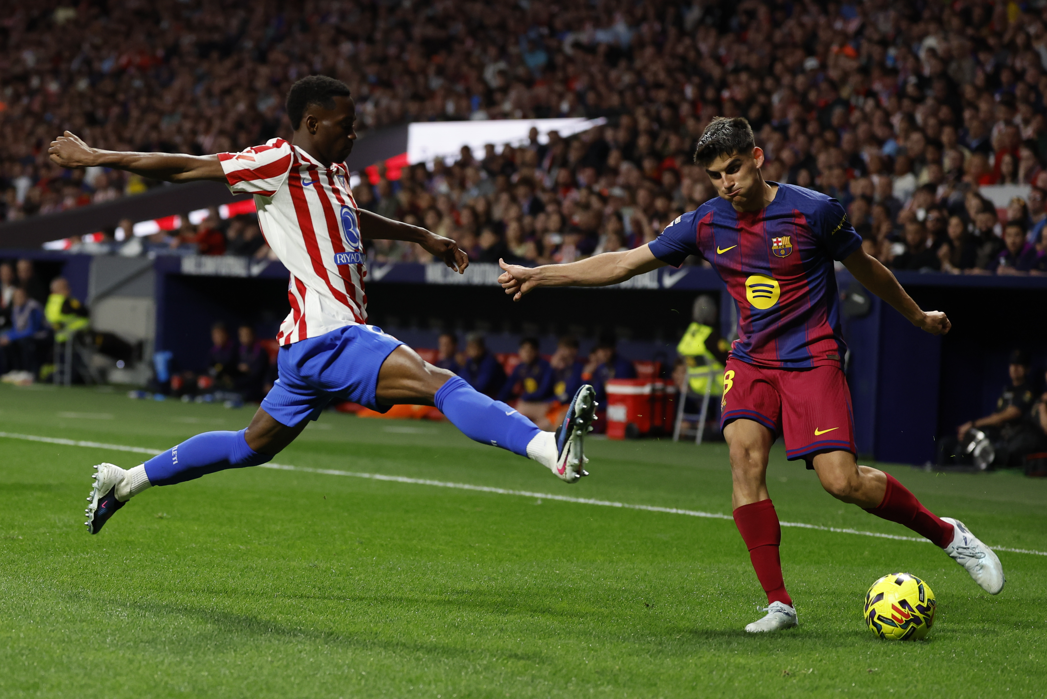 MADRID, 04/04/2026.- El defensa del FC Barcelona, Gerard Martí (d), con el balón ante el jugador del Atlético de Madrid, Taufik Seidu, durante el partido de la jornada 30 de LaLiga EA Sports que Atlético de Madrid y FC Barcelona disputan este sábado, en el Estadio Riyadh Air Metropolitano de la capital española. EFE/ Mariscal
