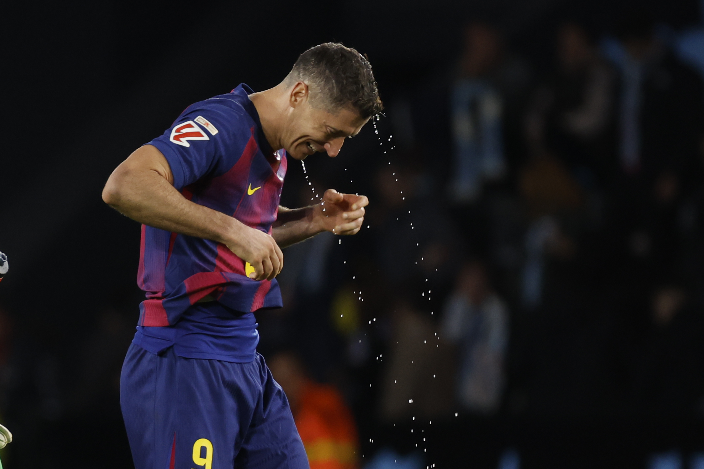 VIGO, 09/11/2025.- El delantero polaco del FC Barcelona, Robert Lewandowski, a la finalización del encuentro correspondiente a la jornada 12 de Laliga EA Sports que han disputado hoy domingo Celta y FC Barcelona en el estadio de Balaidos, en la capital gallega. EFE / Lavandeira.
