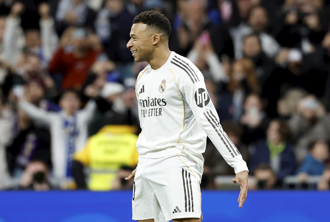 Kylian Mbappé rinde homenaje a Cristiano Ronaldo. El francés emula su mítica celebración tras lograr empatar su plusmarca de 59 tantos en un año natural.