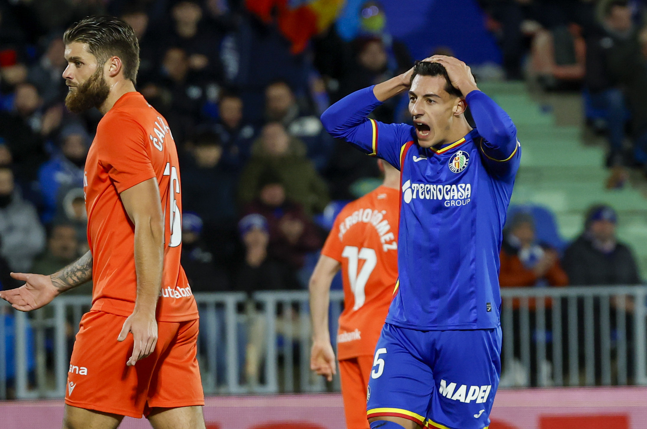 GETAFE (COMUNIDAD DE MADRID), 09/01/2026.- El centrocampista del Getafe Alejandro Mestanza reacciona durante el partido de la jornada 19 de LaLiga EA Sports que disputan Getafe CF y la Real Sociedad este viernes, en el Coliseum de Getafe (Comunidad de Madrid). EFE/ Juanjo Martín