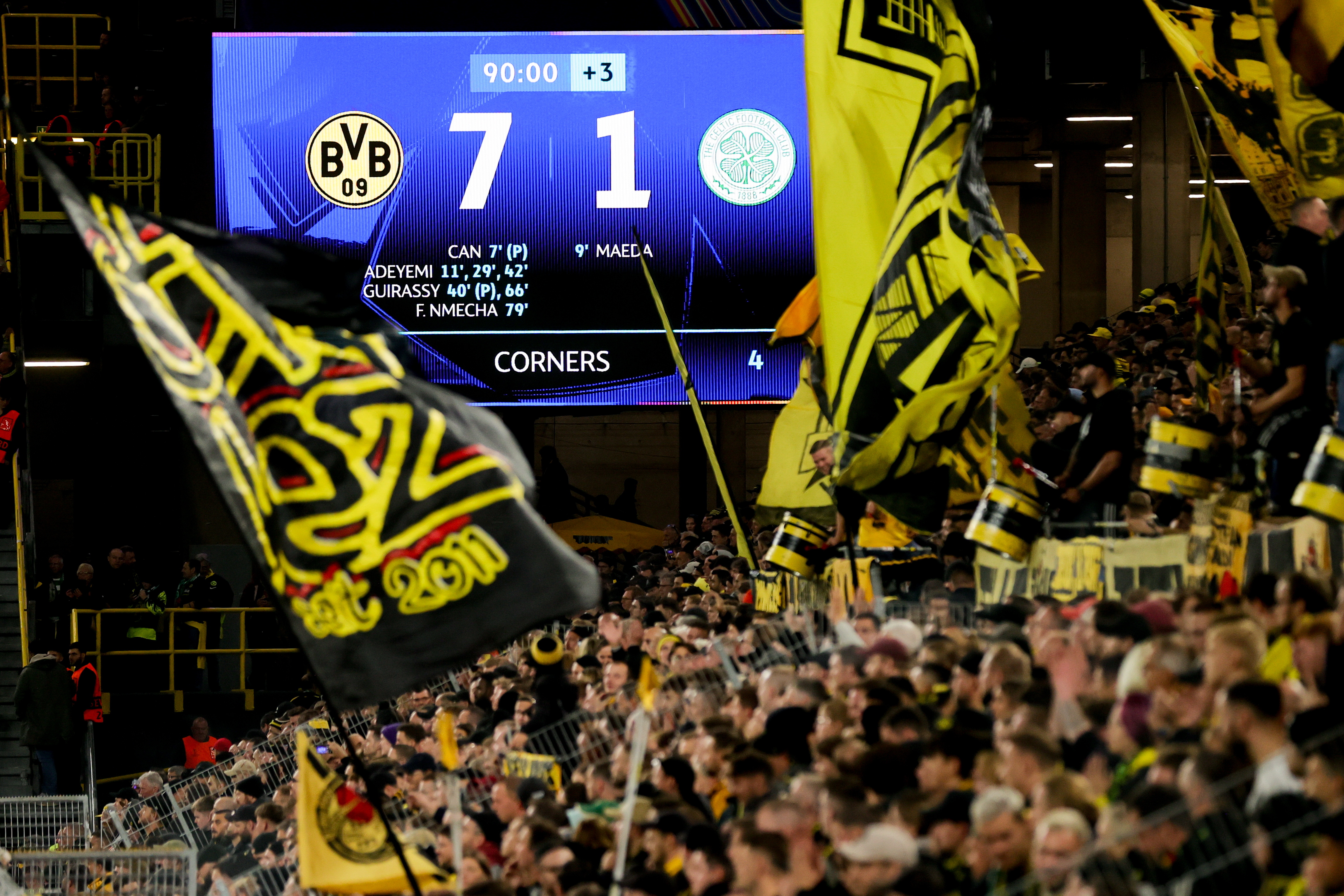 Dortmund (Germany), 01/10/2024.- Dortmund supporters cheer as the scoreboard shows the final score 7-1 during the UEFA Champions League match between Borussia Dortmund and Celtic in Dortmund, Germany, 01 October 2024. (Liga de Campeones, Alemania, Rusia) EFE/EPA/FRIEDEMANN VOGEL
