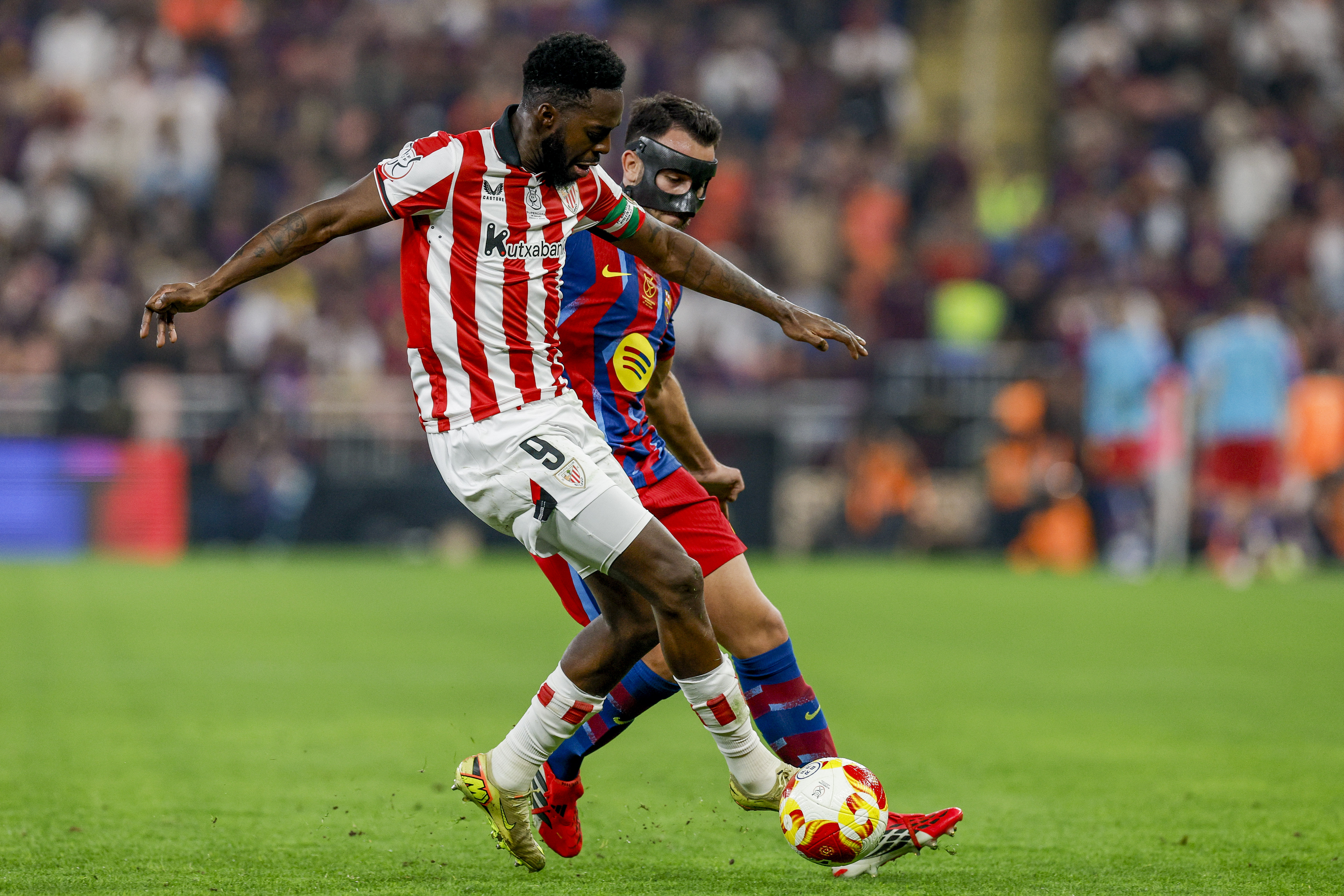 Iñaki Williams controla el balón ante el defensa del FC Barcelona, Eric García.