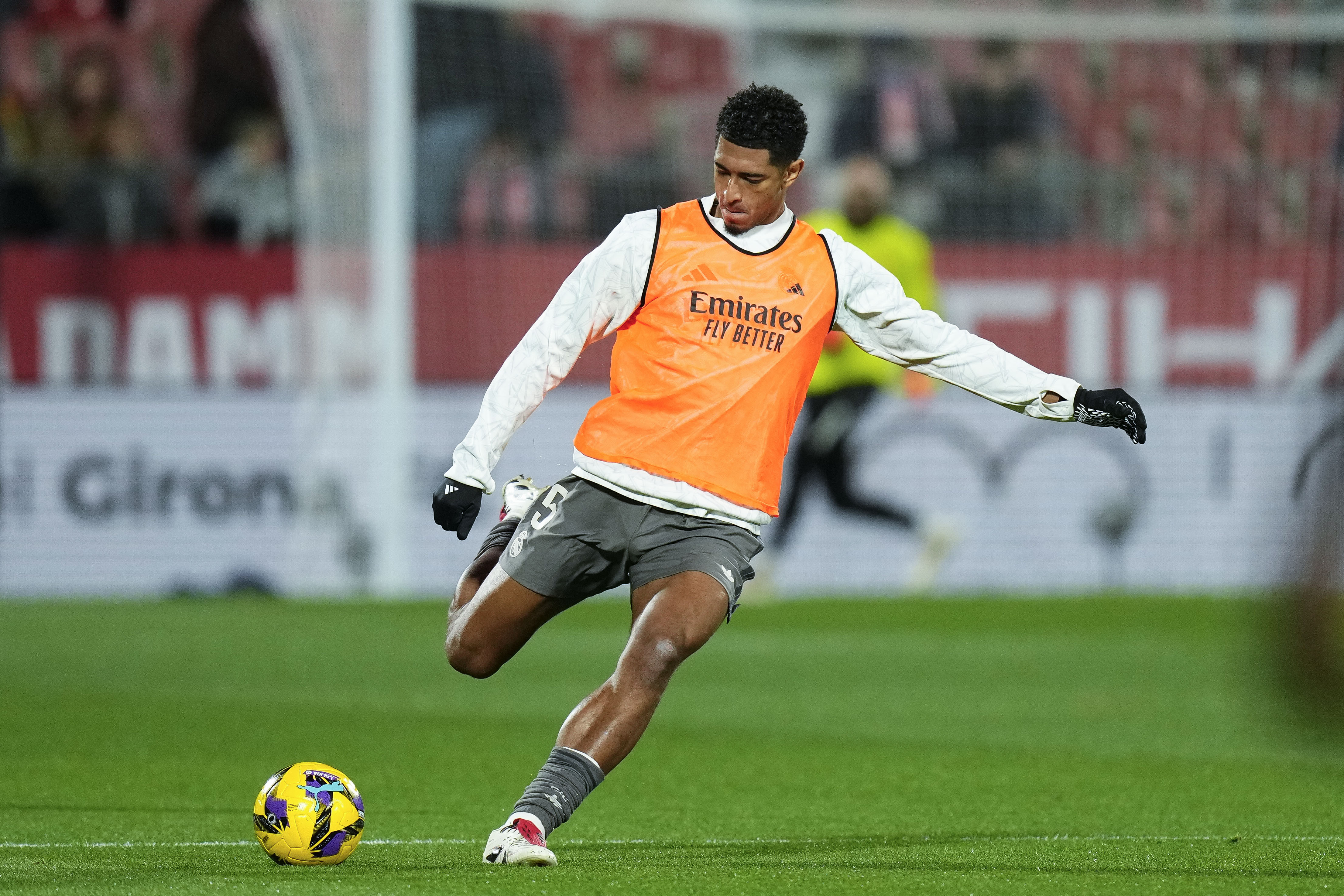 GIRONA, 07/12/2024.- El centrocampista británico del Real Madrid Jude Bellingham calienta antes del partido de la jornada 19 de LaLiga que Girona FC y Real Madrid disputan este sábado en el estadio Montilivi de Girona. EFE/ Siu Wu
