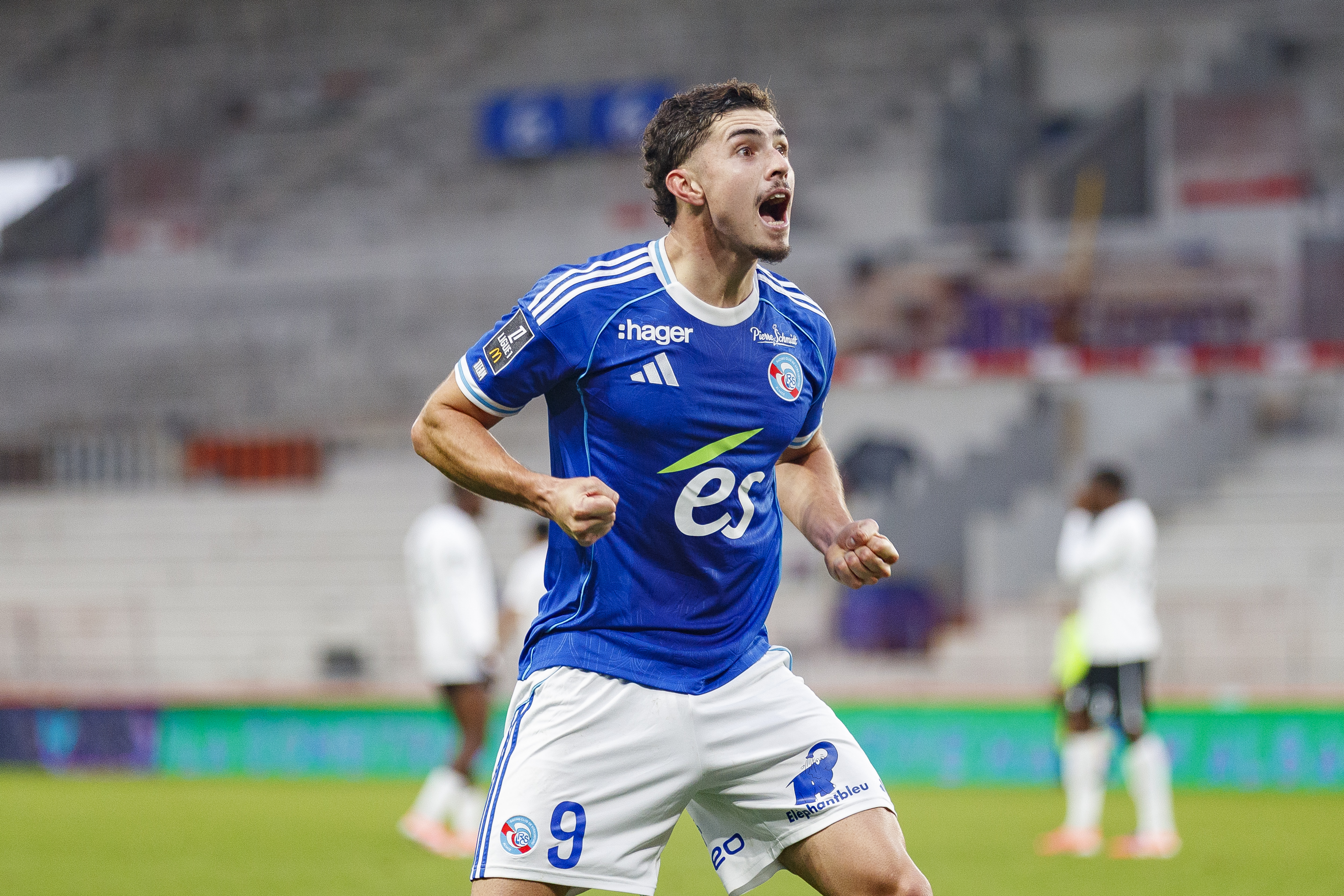 El delantero argentino del Racing Club de Estrasburgo y exjugador del Alavés y Mirandés lleva cinco goles en nueve partidos con el club francés. El delantero centro combina la presencia física con la capacidad de participar en el juego colectivo. un delantero de referencia, con una altura de 1,90 metros.