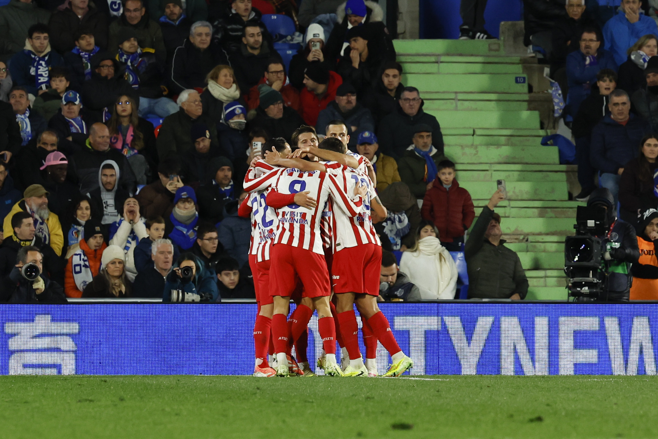 GETAFE (MADRID), 23/11/2025.- Los jugadores del Atlético de Madrid celebran su primer gol en el partido de LaLiga entre el Getafe y el Atlético de Madrid, este domingo en el Coliseo. EFE/ JJ Guillén
